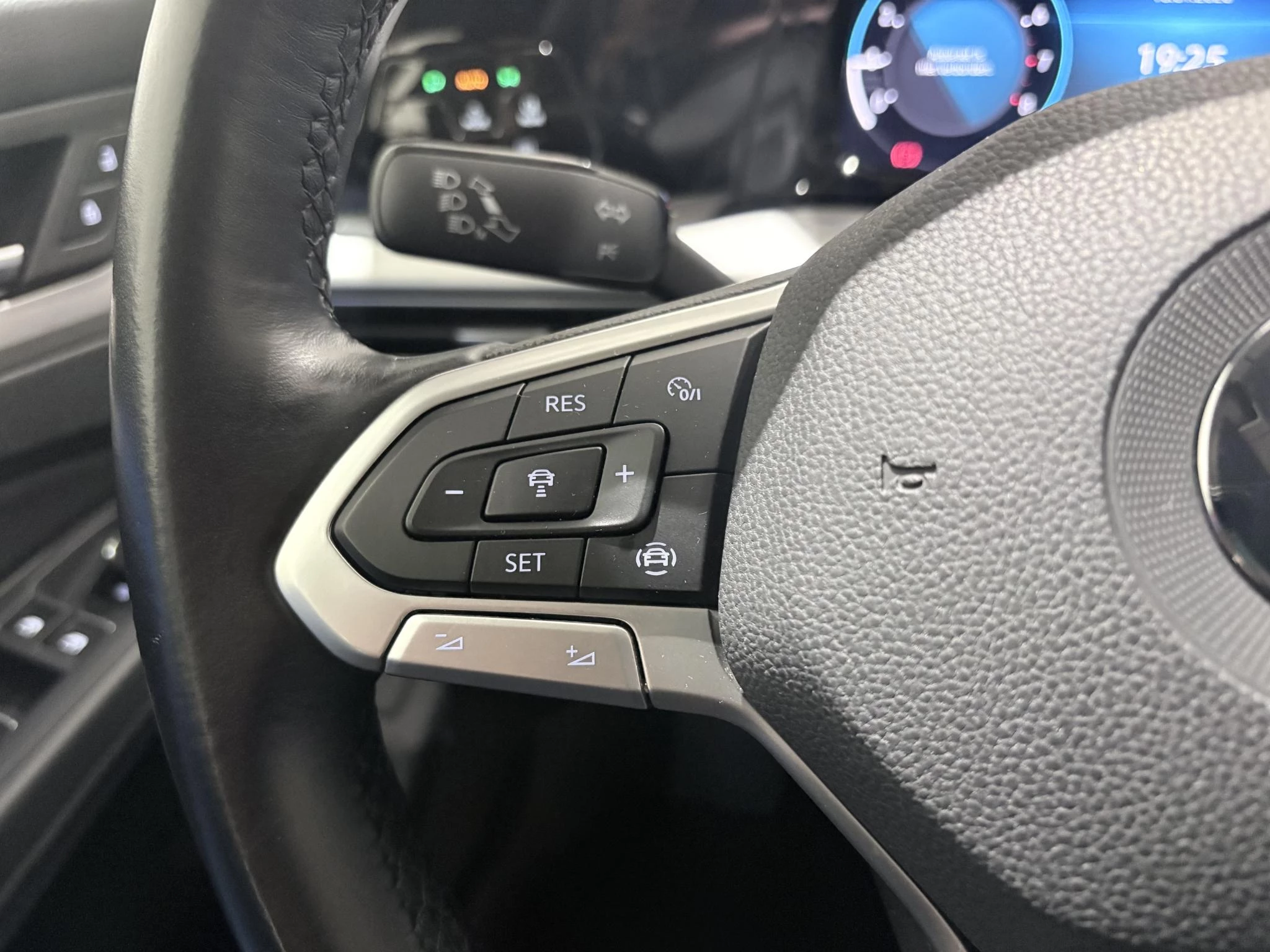 Volkswagen-Golf-image-14