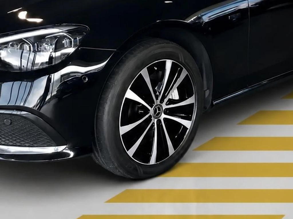 Mercedes-Benz-E-Klasse 300-image-5