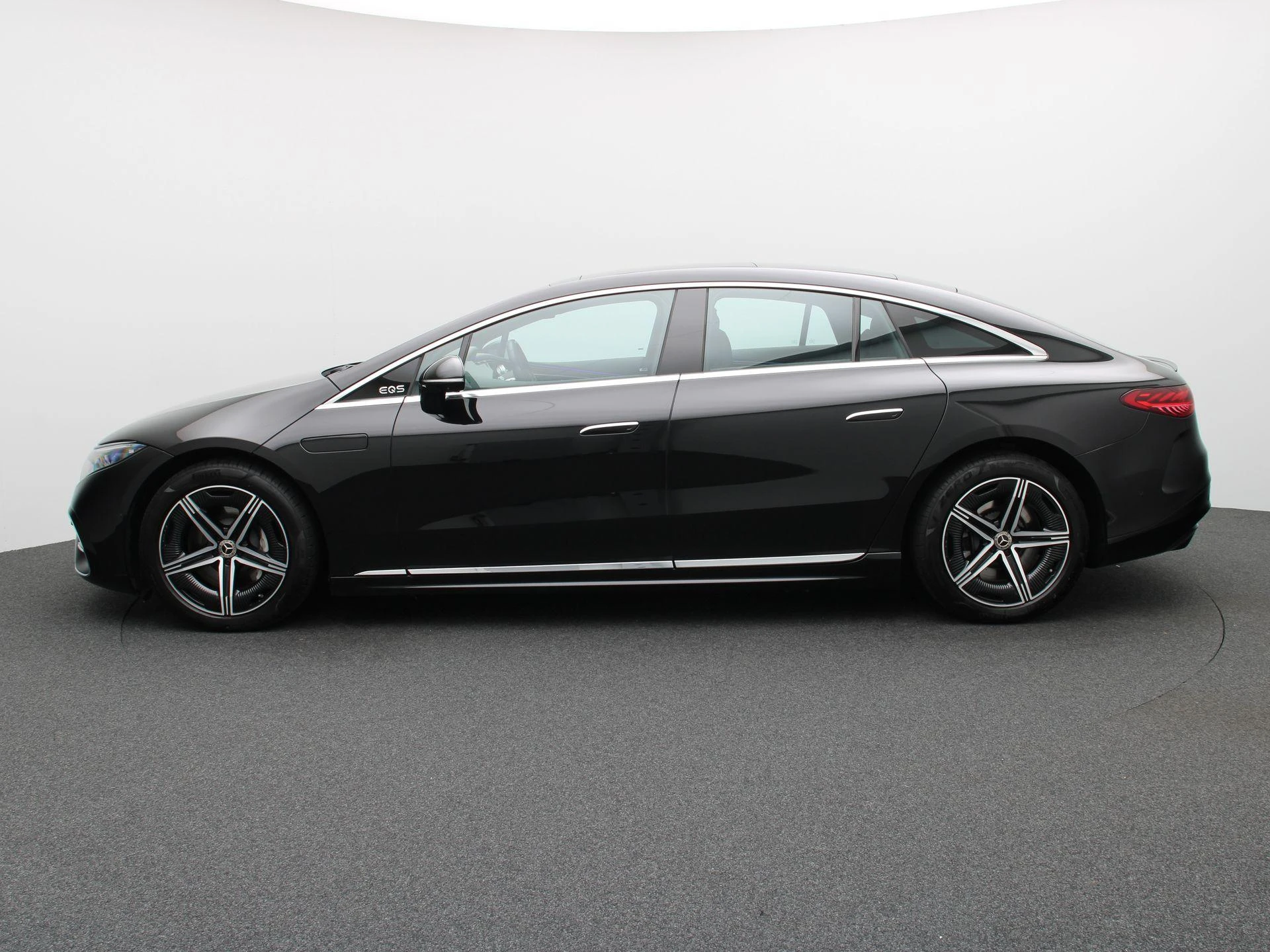 Mercedes-Benz-EQS-image-3
