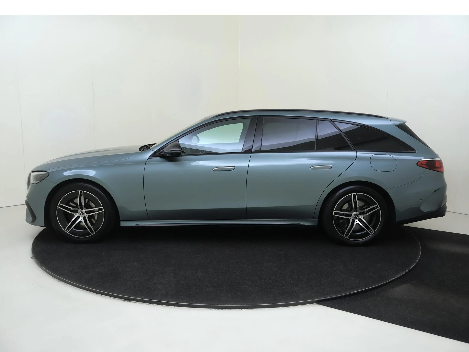 Mercedes-Benz-E-Klasse-image-7