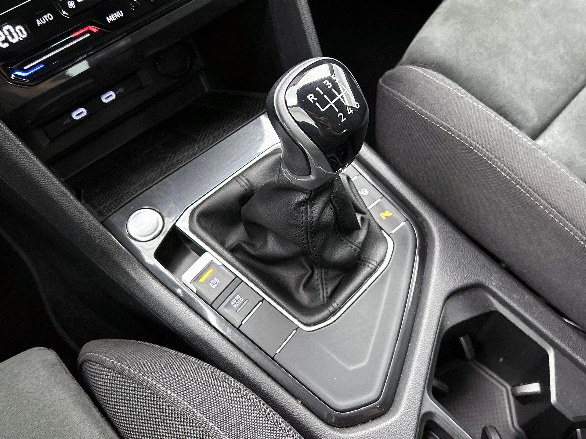 Volkswagen-Tiguan-image-10