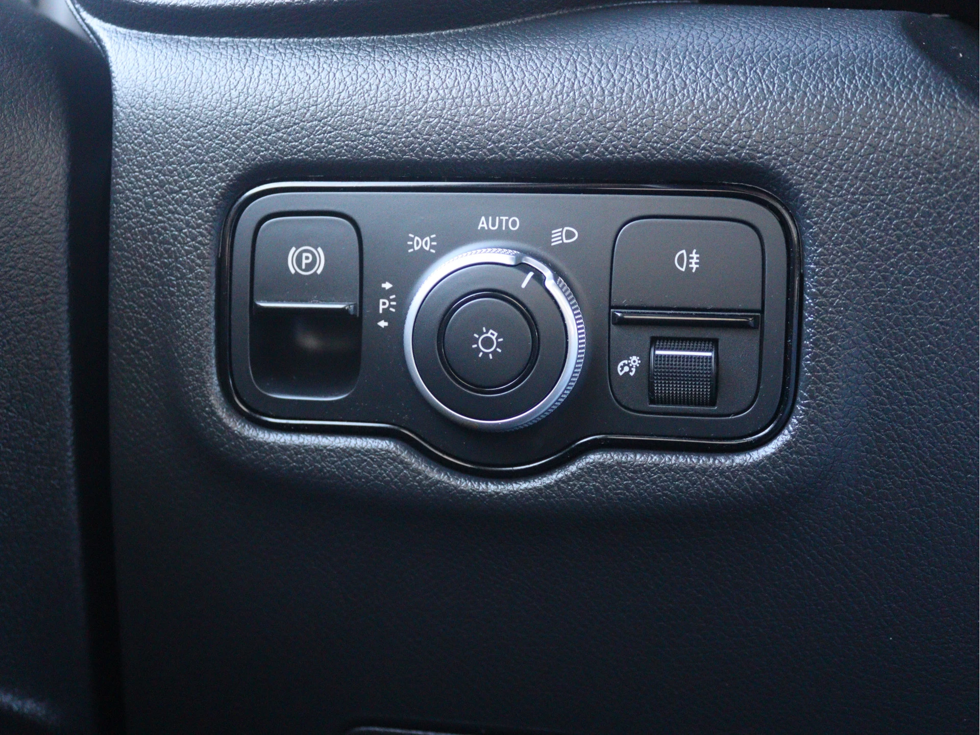 Mercedes-Benz-Vito-image-12