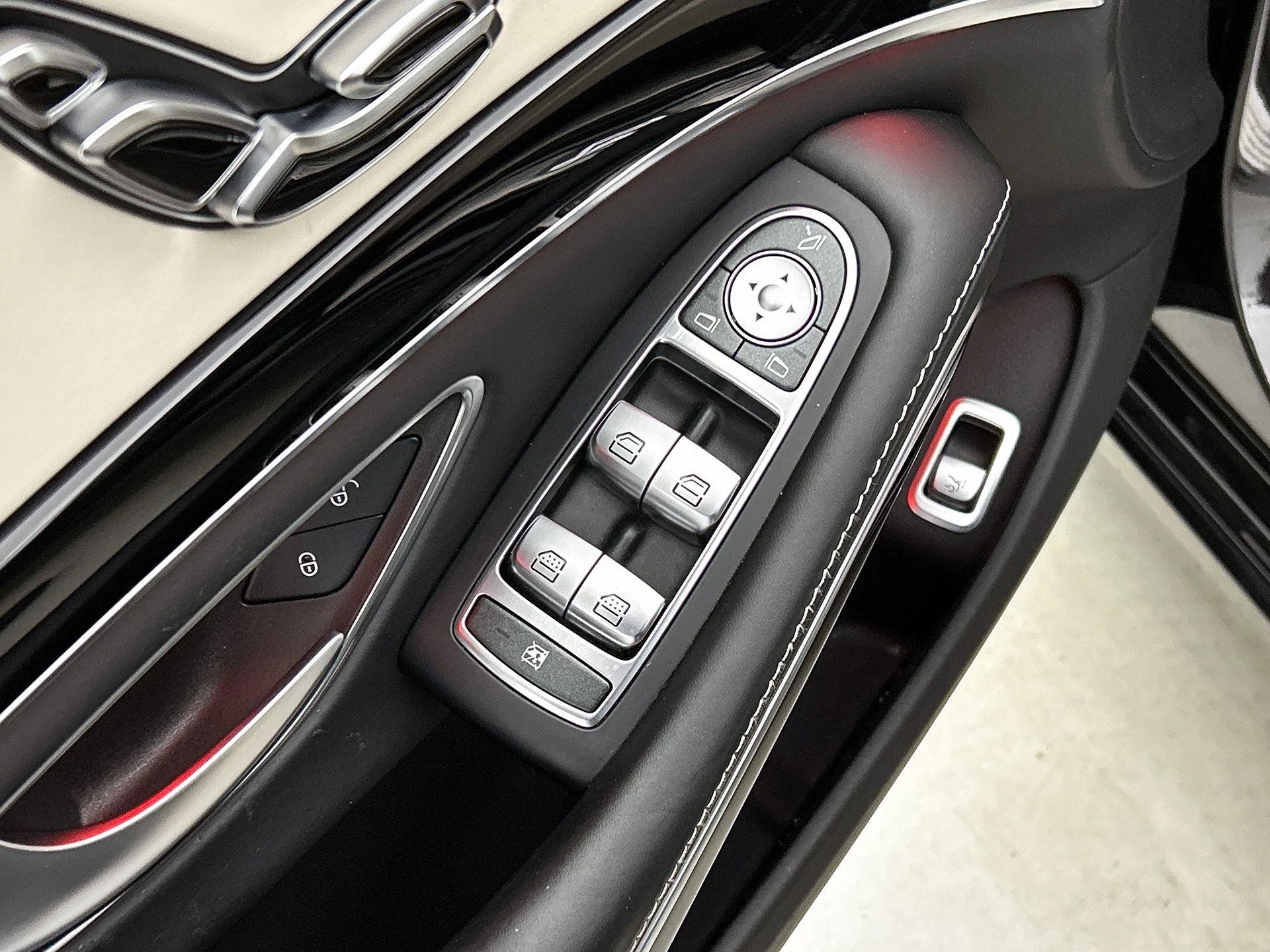 Mercedes-Benz-S-Klasse-image-35