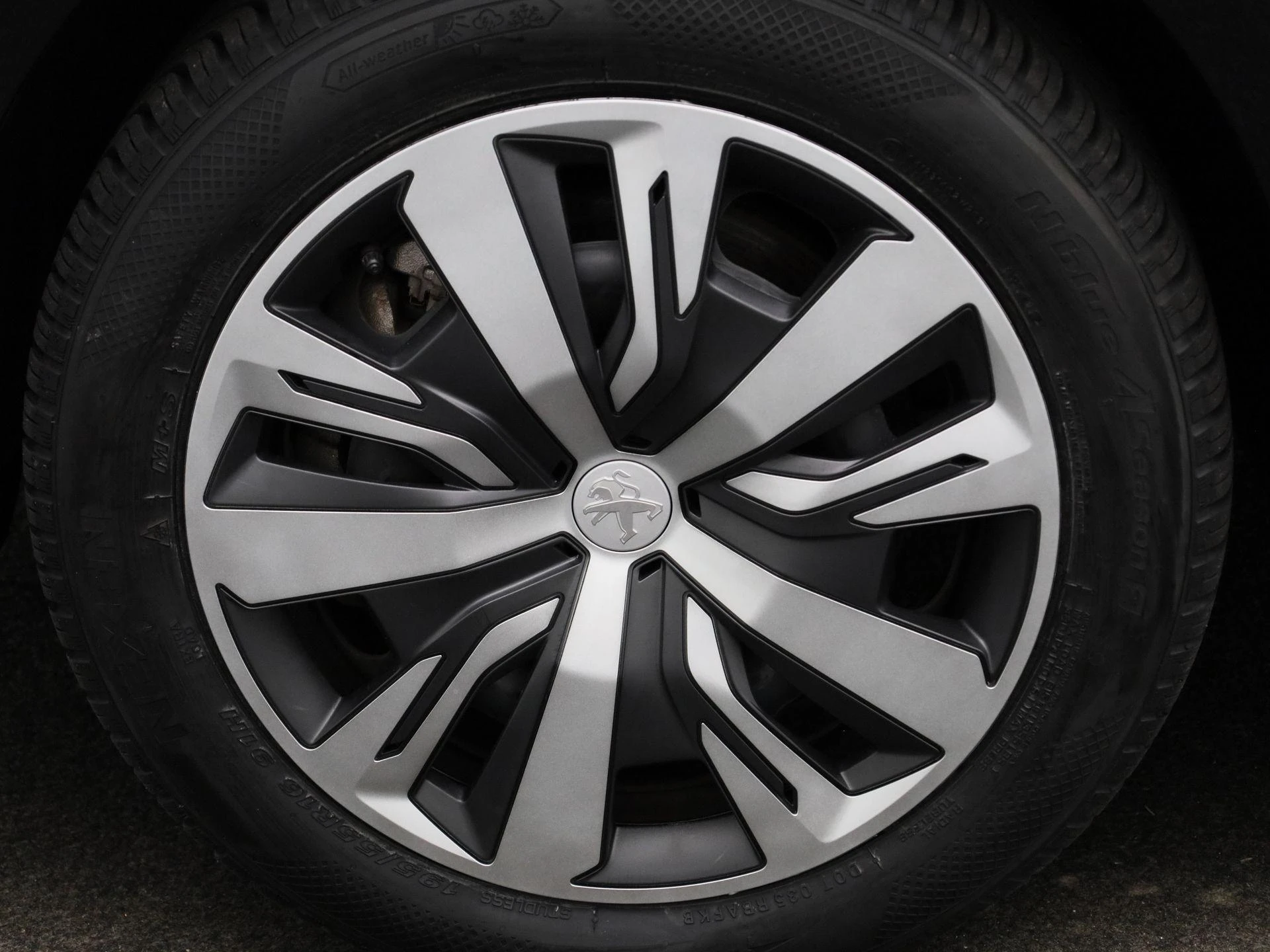 Peugeot-e-208-image-16
