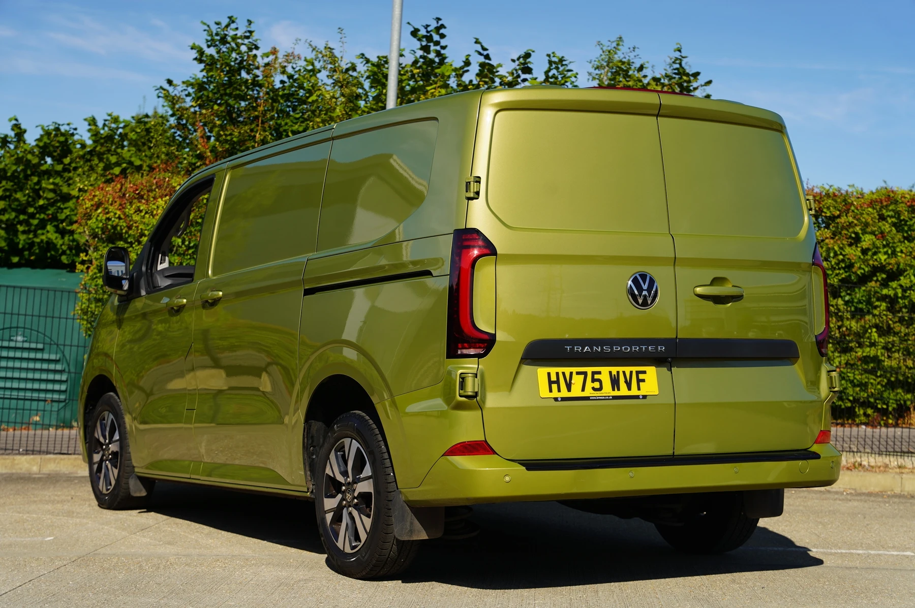 Volkswagen-Transporter-image-2