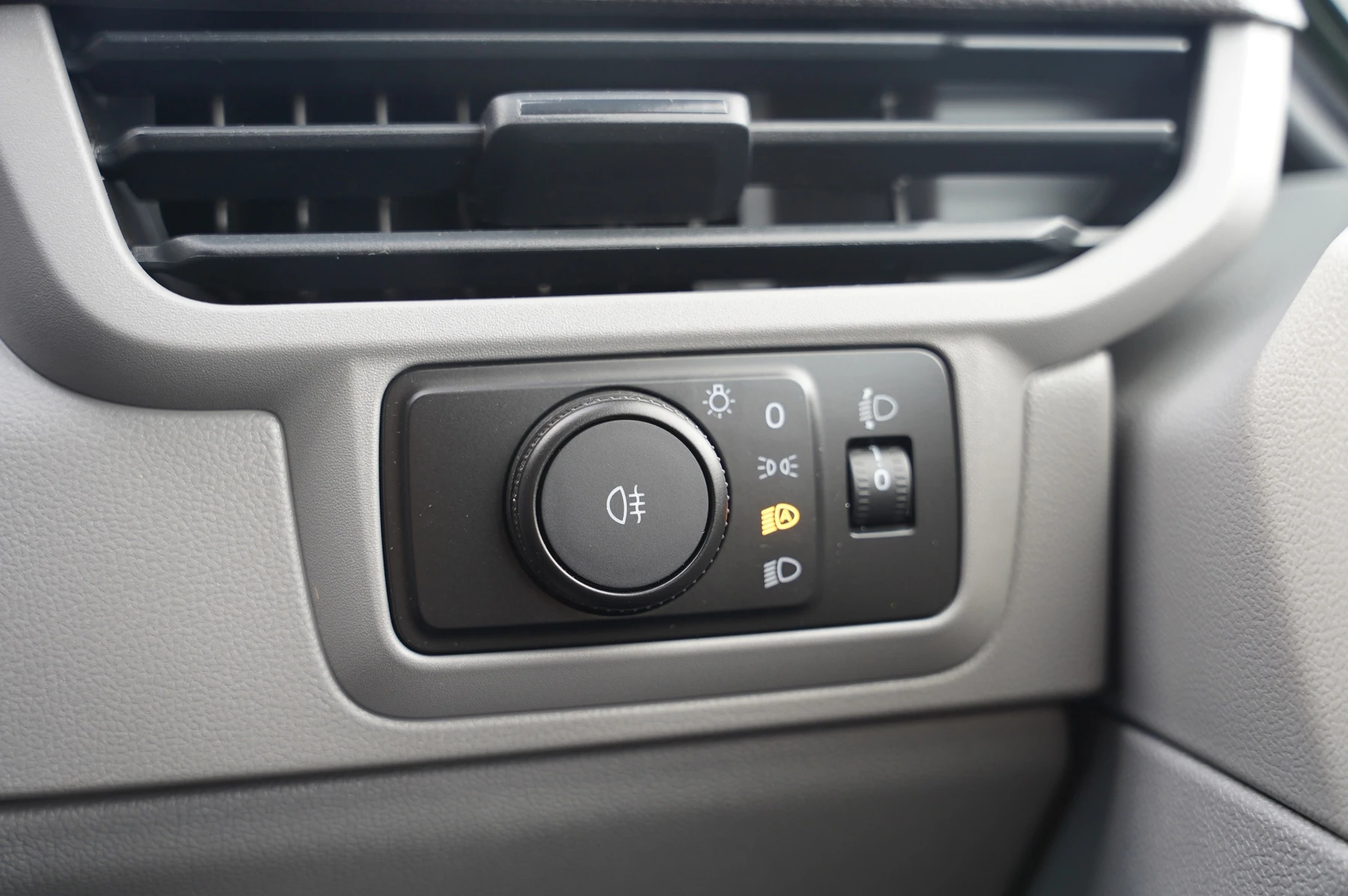 Volkswagen-Transporter-image-19