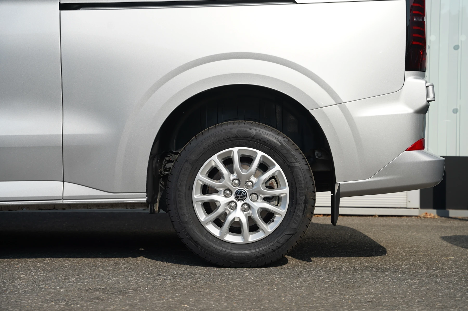 Volkswagen-Transporter-image-32
