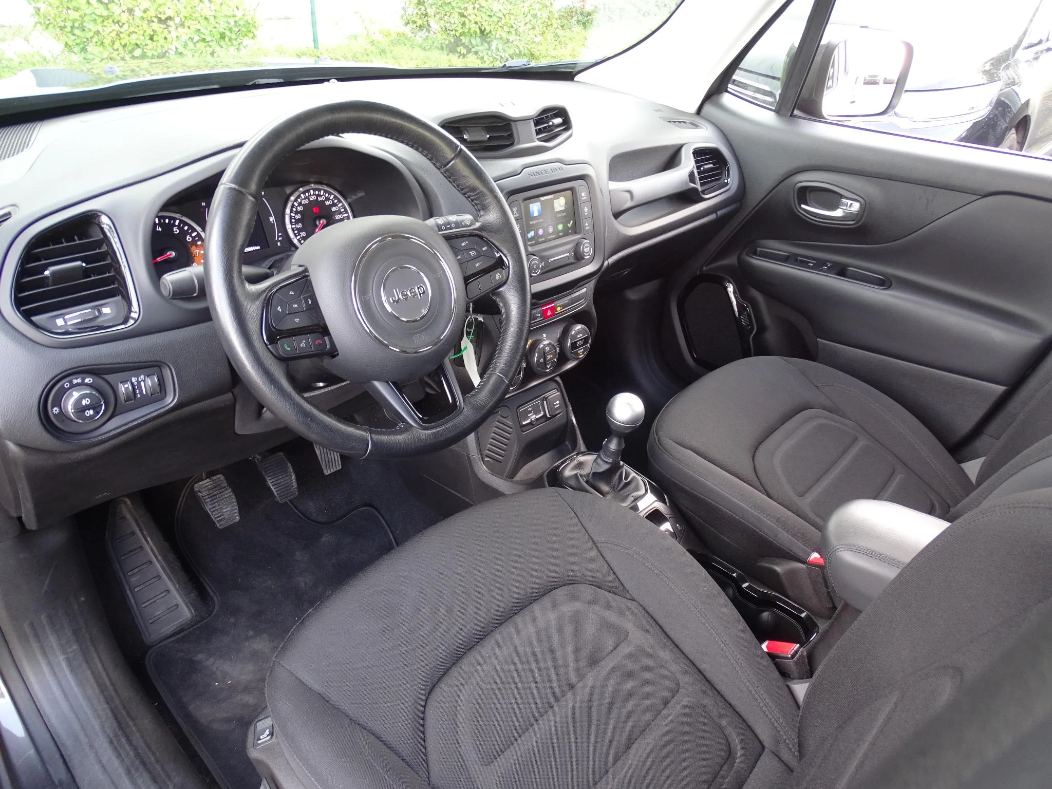 Jeep-Renegade-image-13