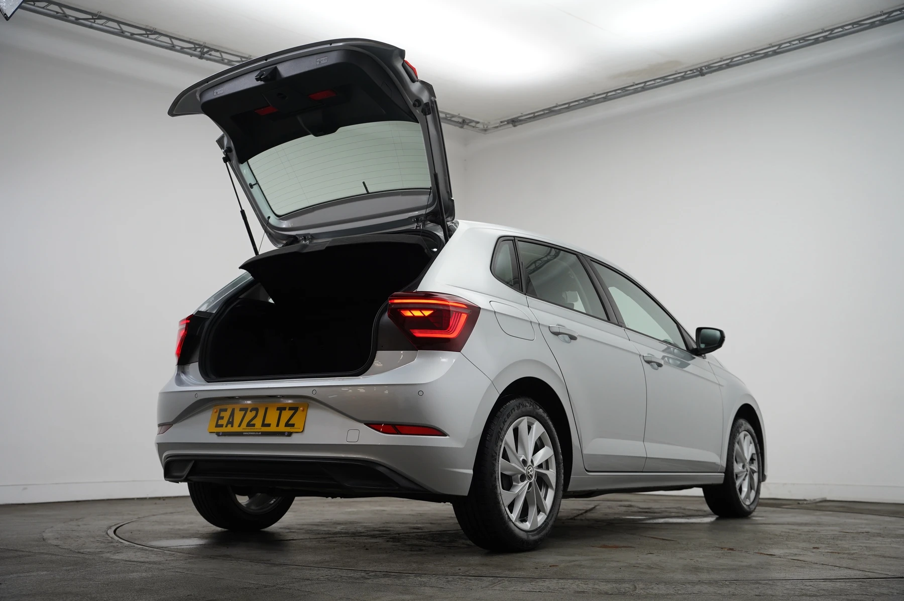 Volkswagen-Polo-image-13