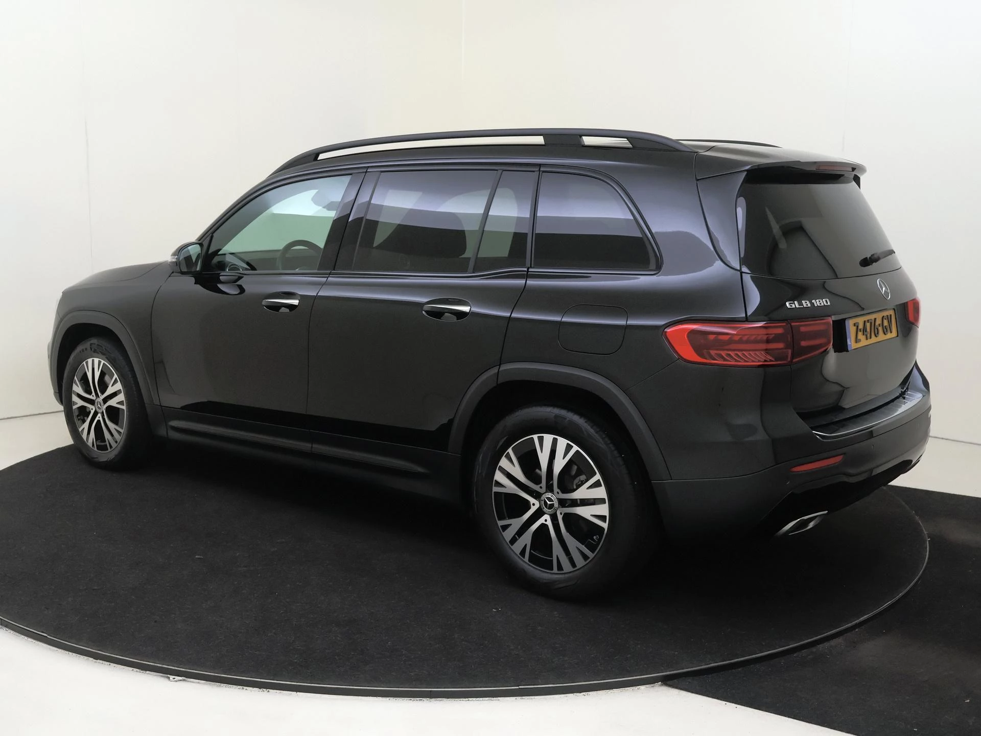 Mercedes-Benz-GLB-image-2