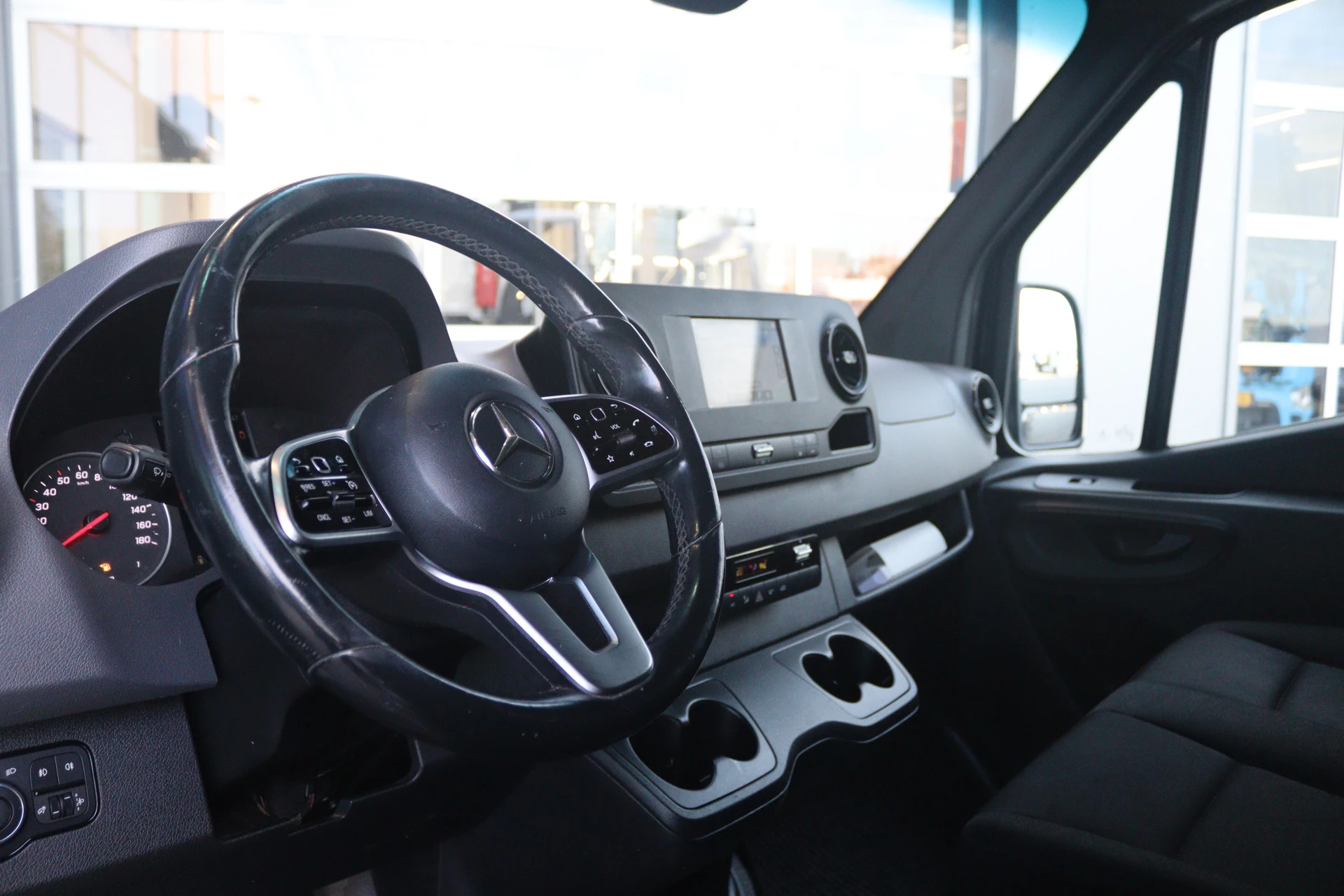 Mercedes-Benz-Sprinter-image-3