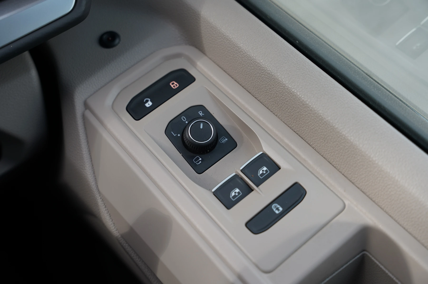 Volkswagen-Multivan-image-19