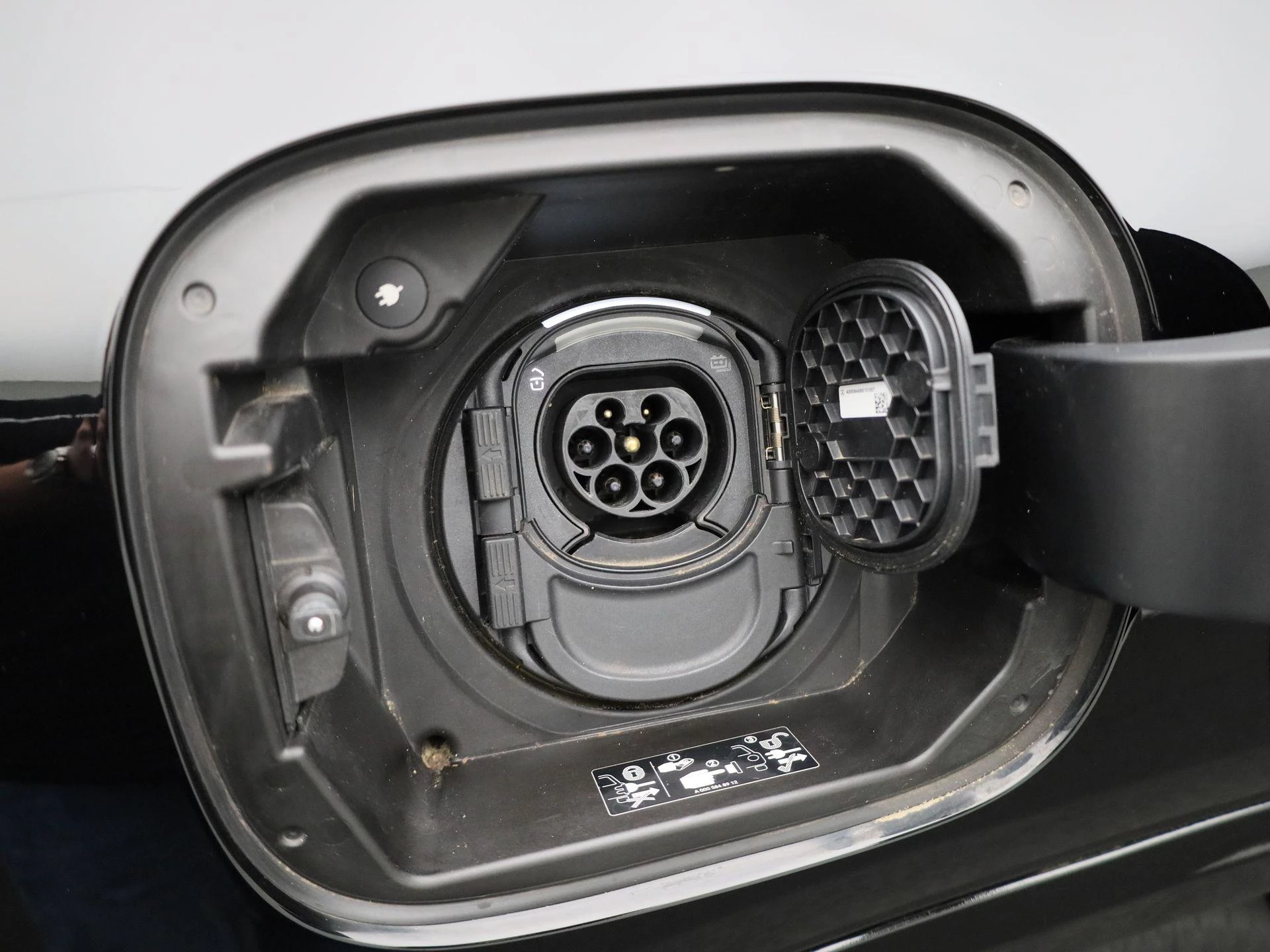 Mercedes-Benz-EQA-image-50