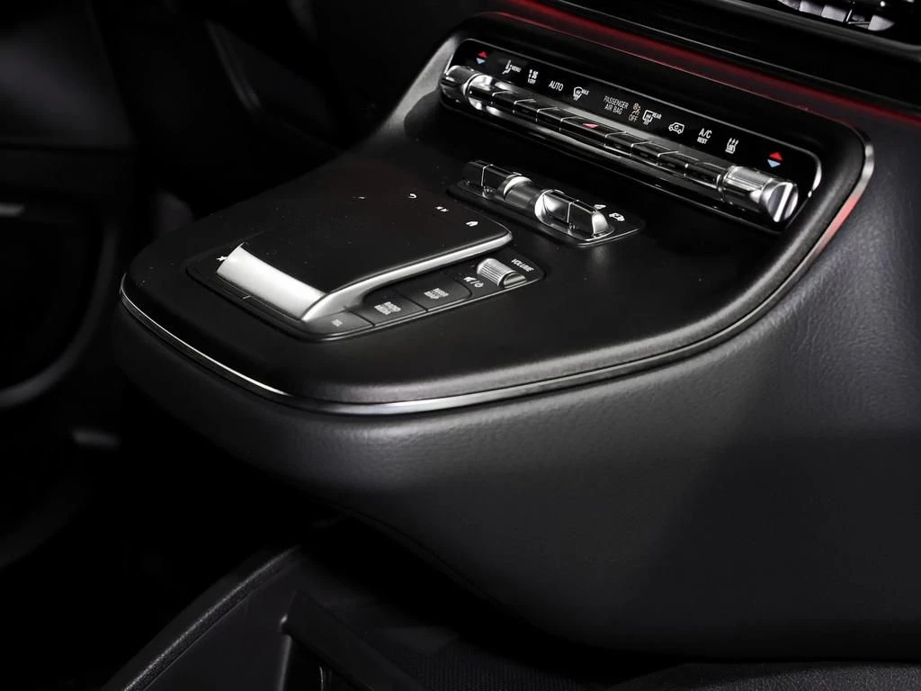 Mercedes-Benz-V-Klasse 300-image-12
