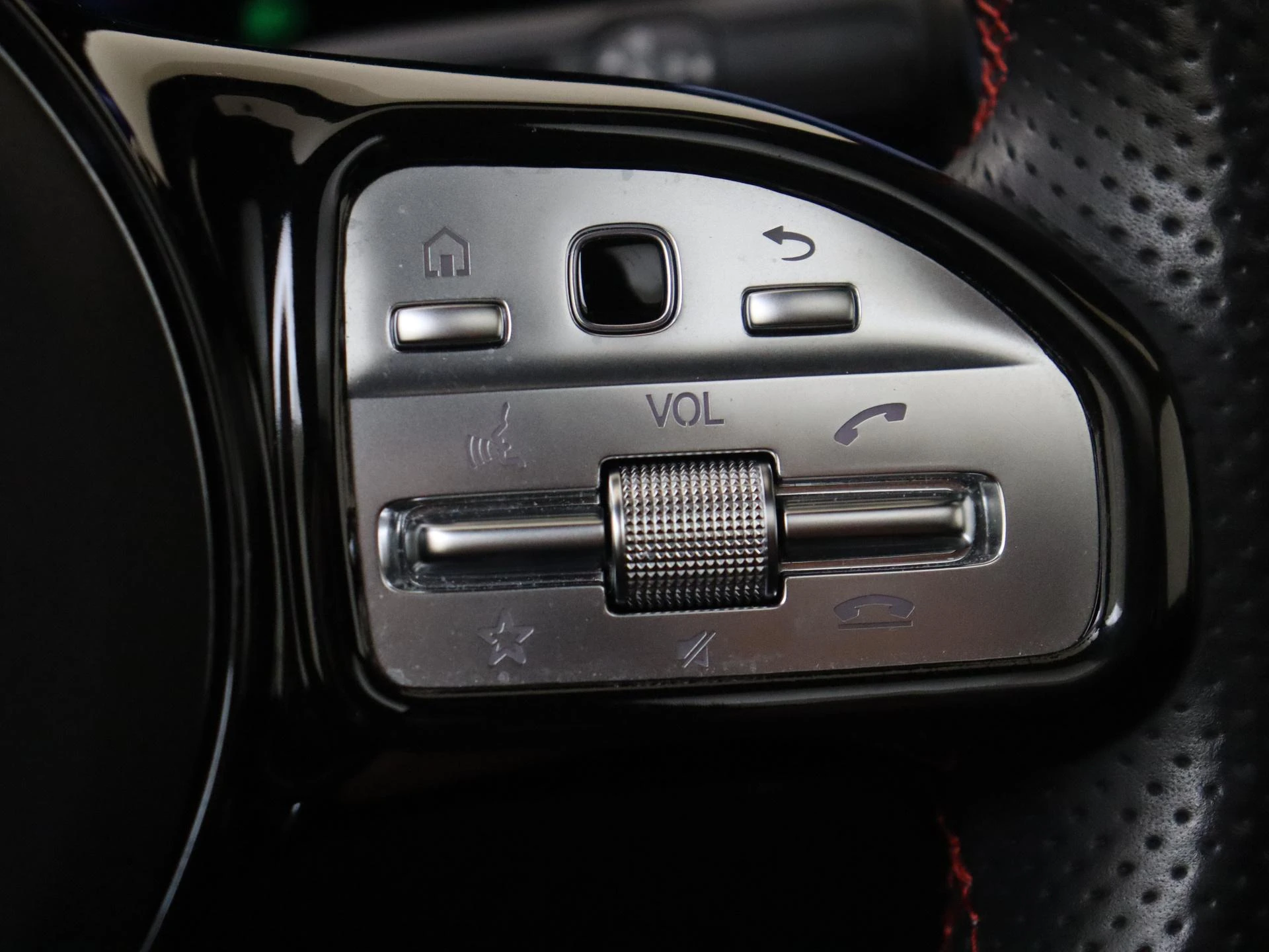 Mercedes-Benz-GLA-image-13