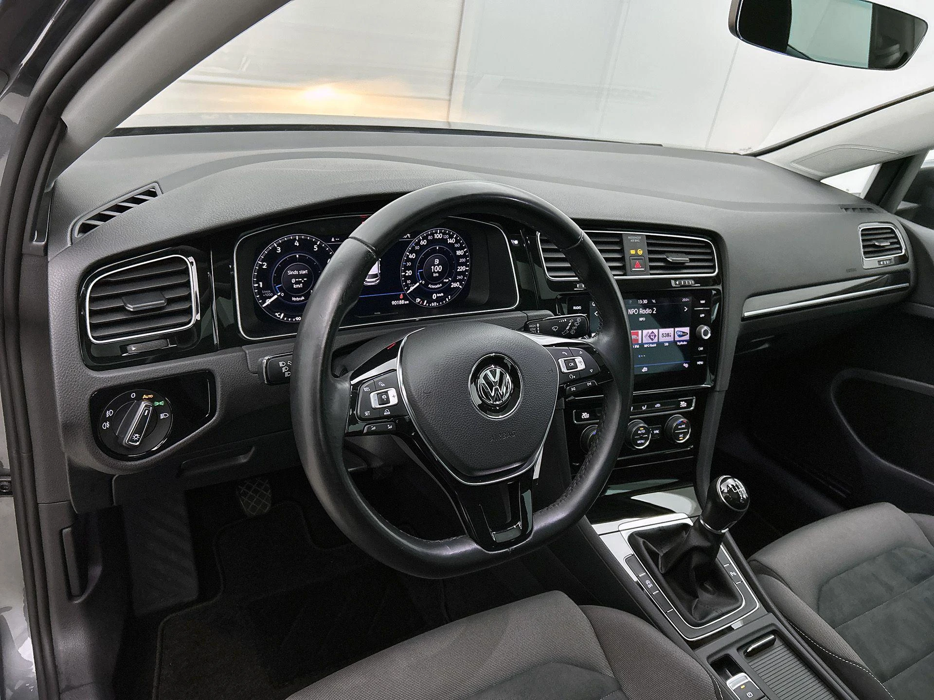 Volkswagen-Golf-image-18