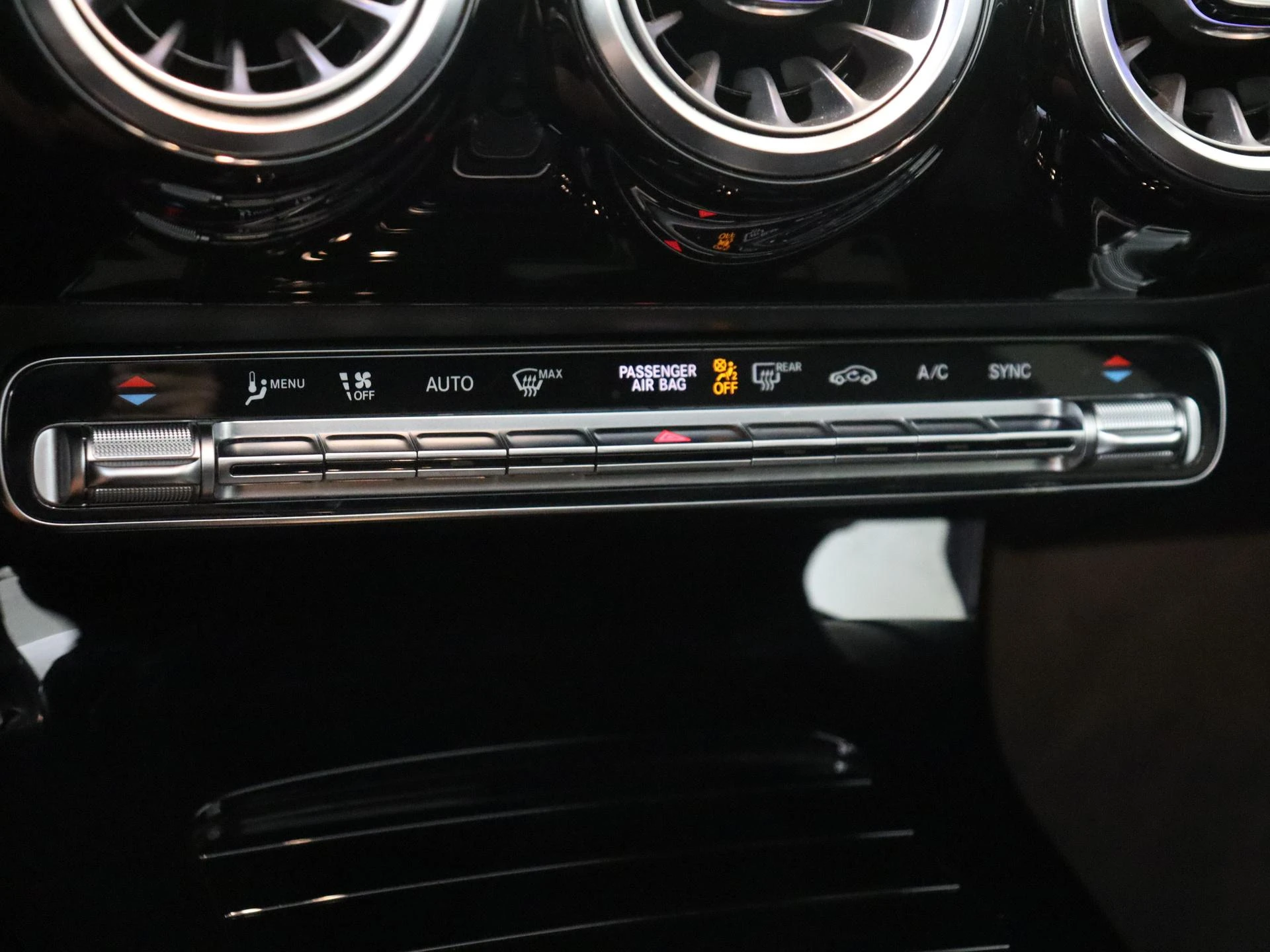 Mercedes-Benz-CLA-image-19
