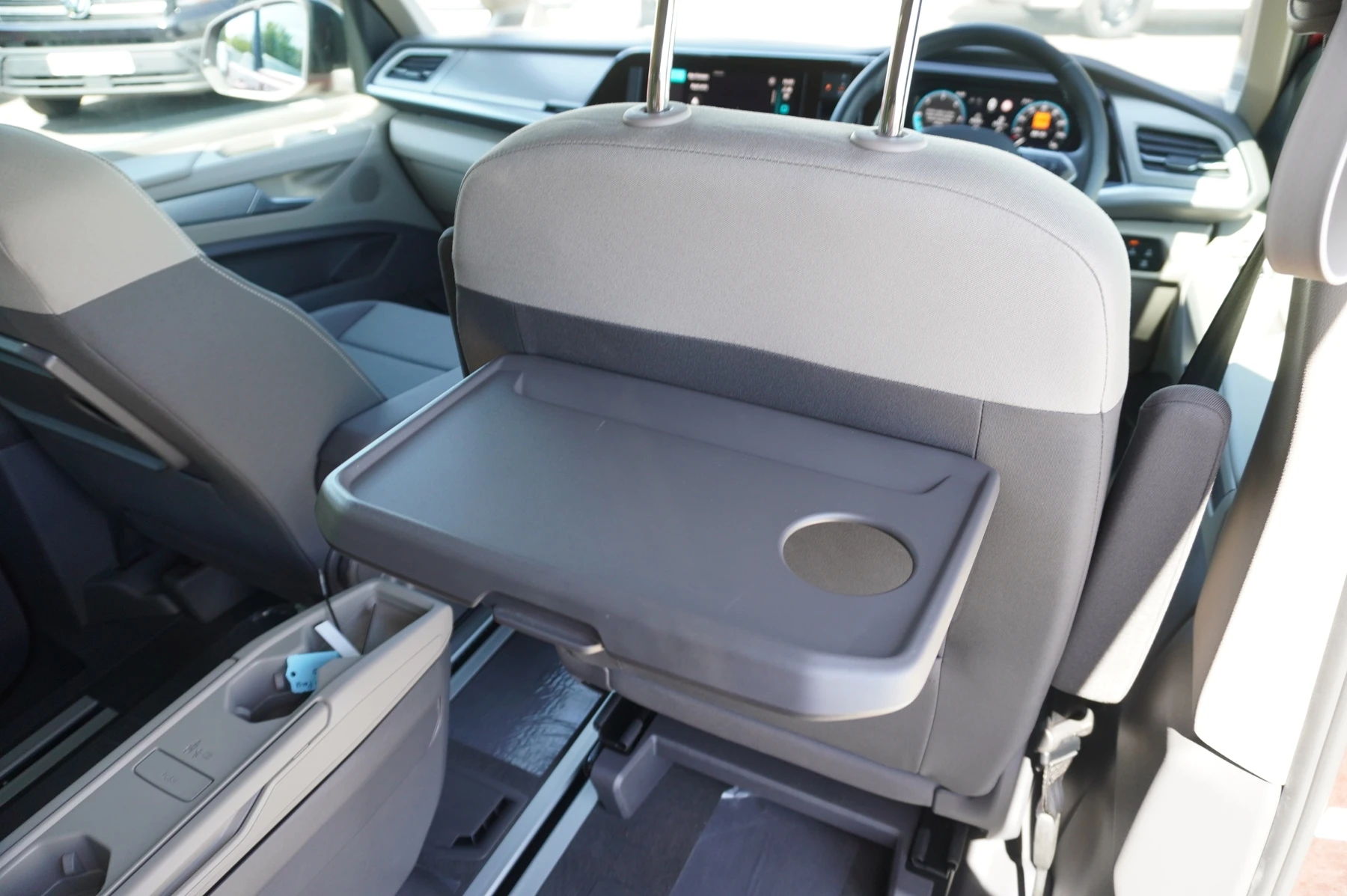 Volkswagen-Multivan-image-32