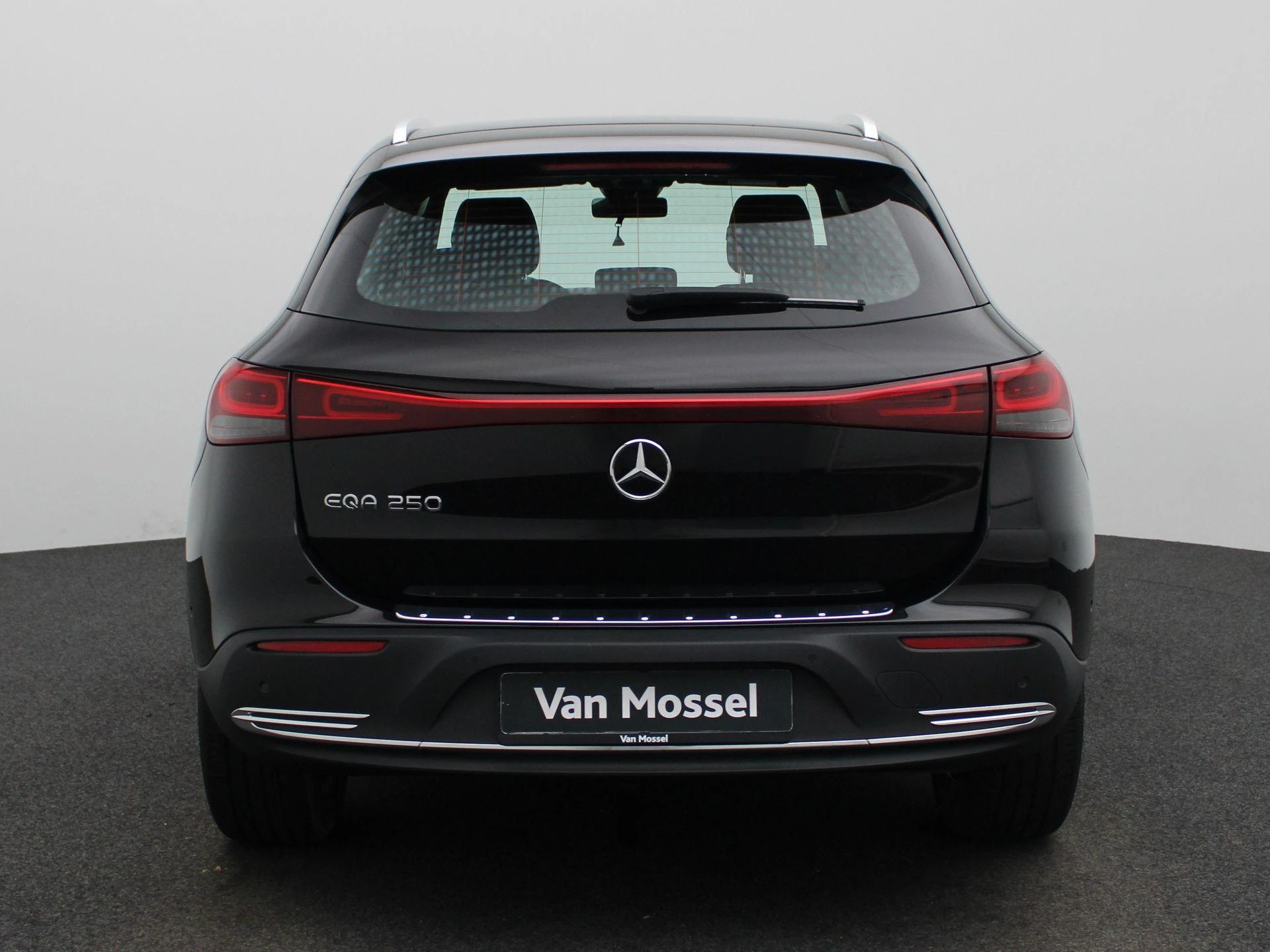 Mercedes-Benz-EQA-image-4