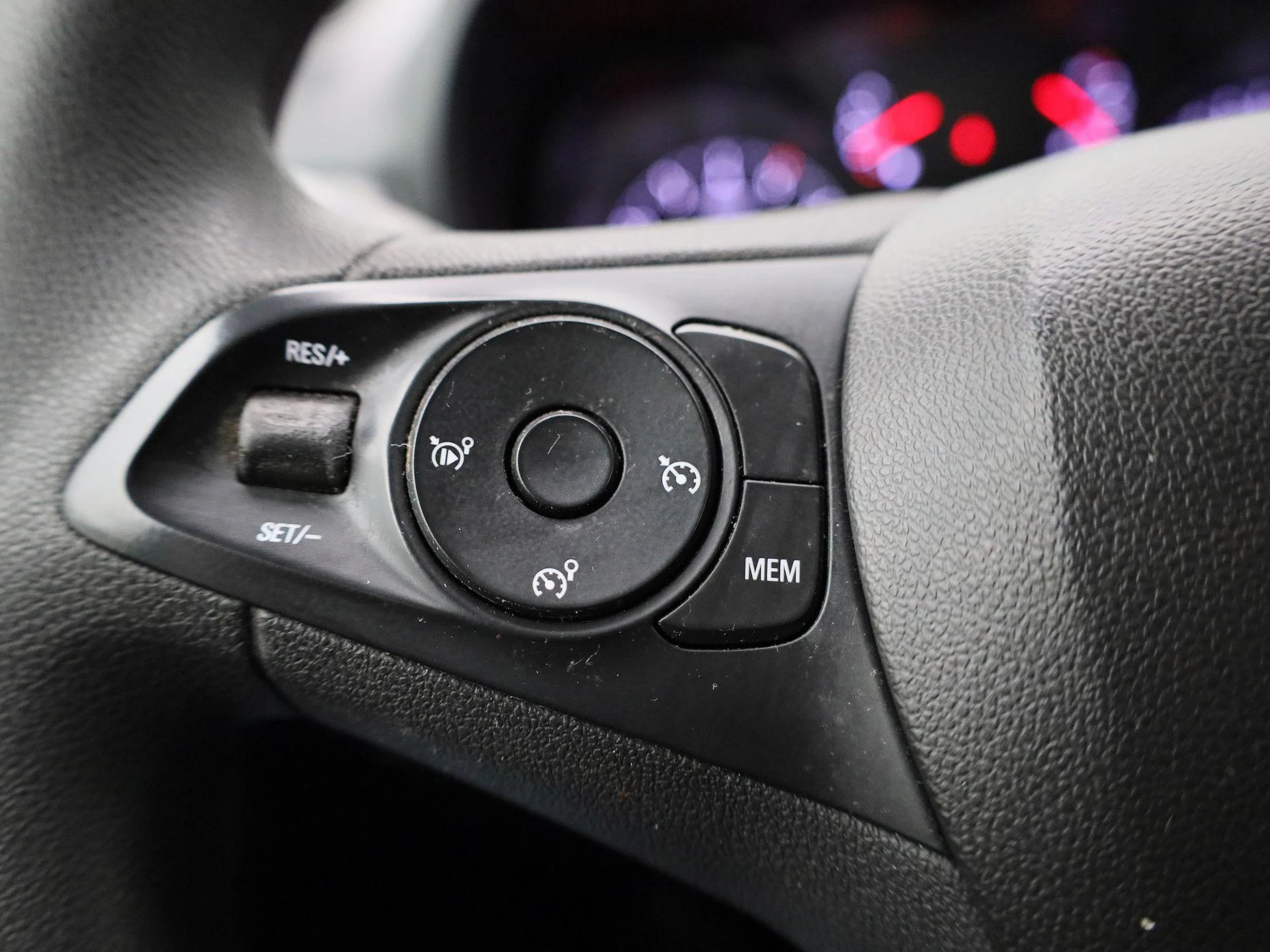 Opel-Combo Life-image-16