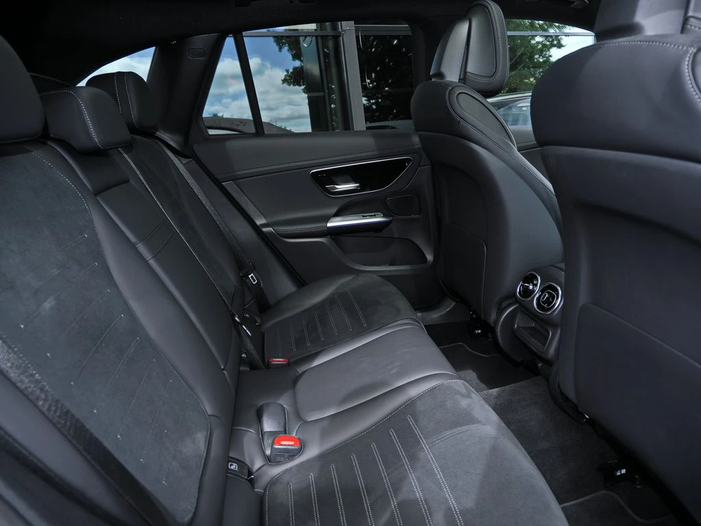 Mercedes-Benz-GLC 220 d-image-13