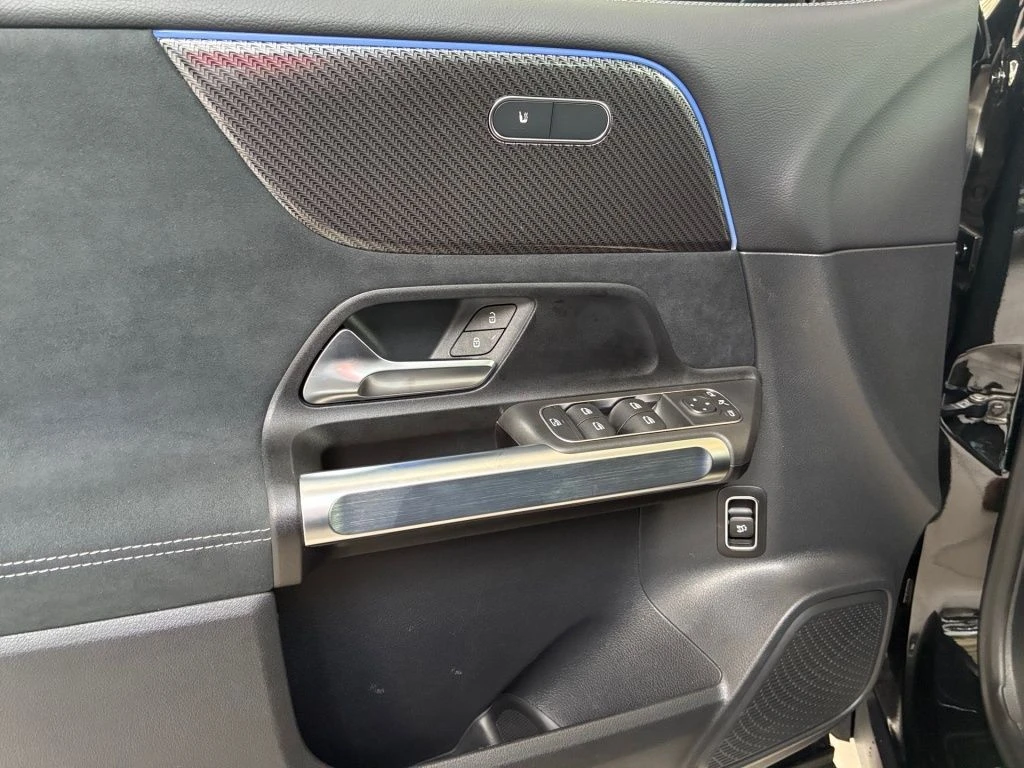 Mercedes-Benz-GLB 200-image-8