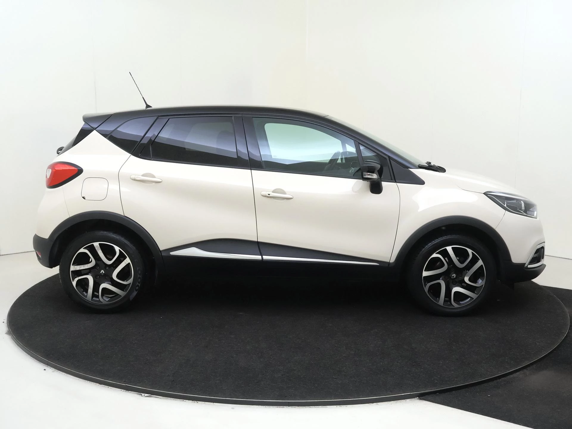 Renault-Captur-image-8
