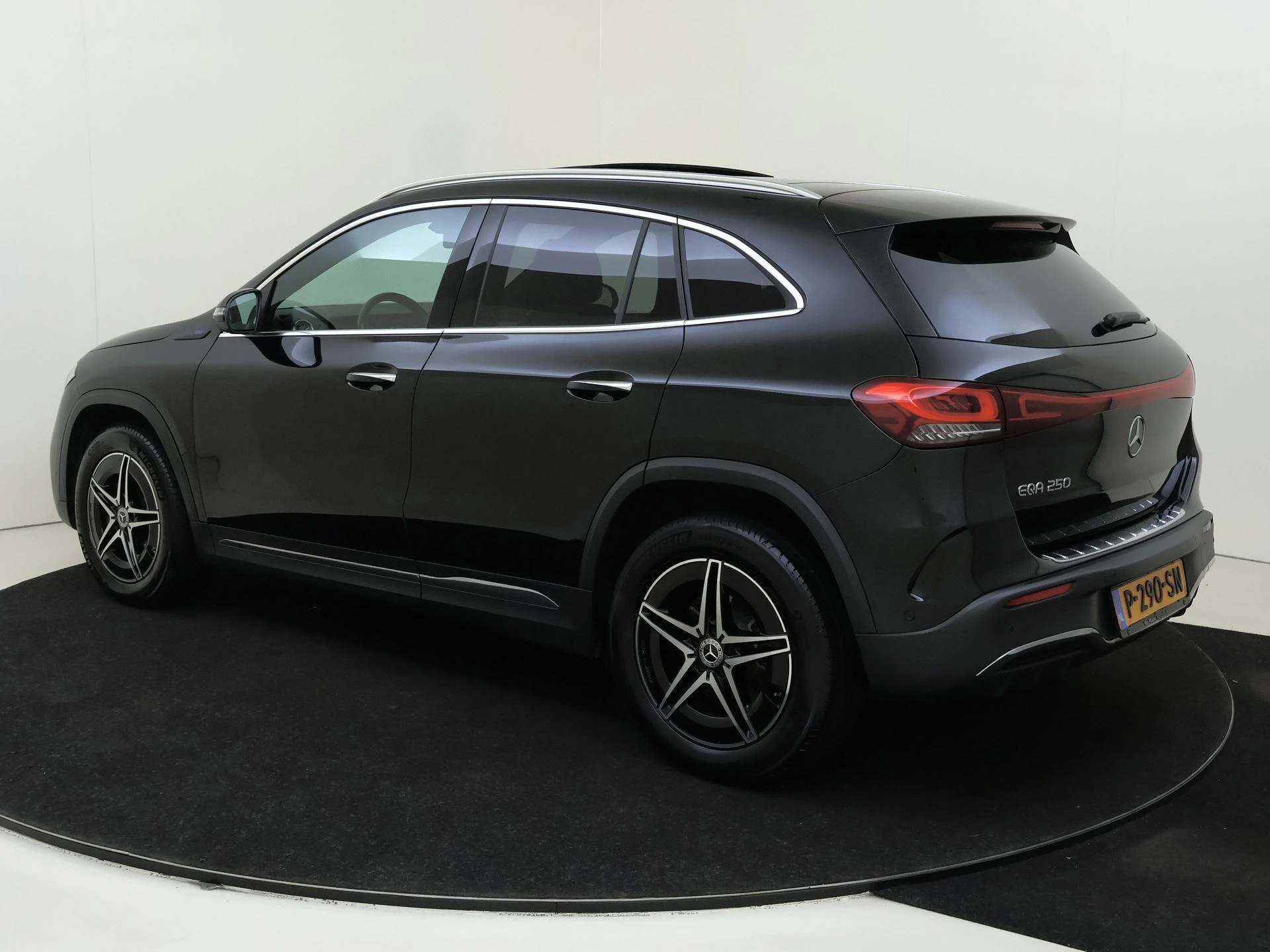 Mercedes-Benz-EQA-image-2