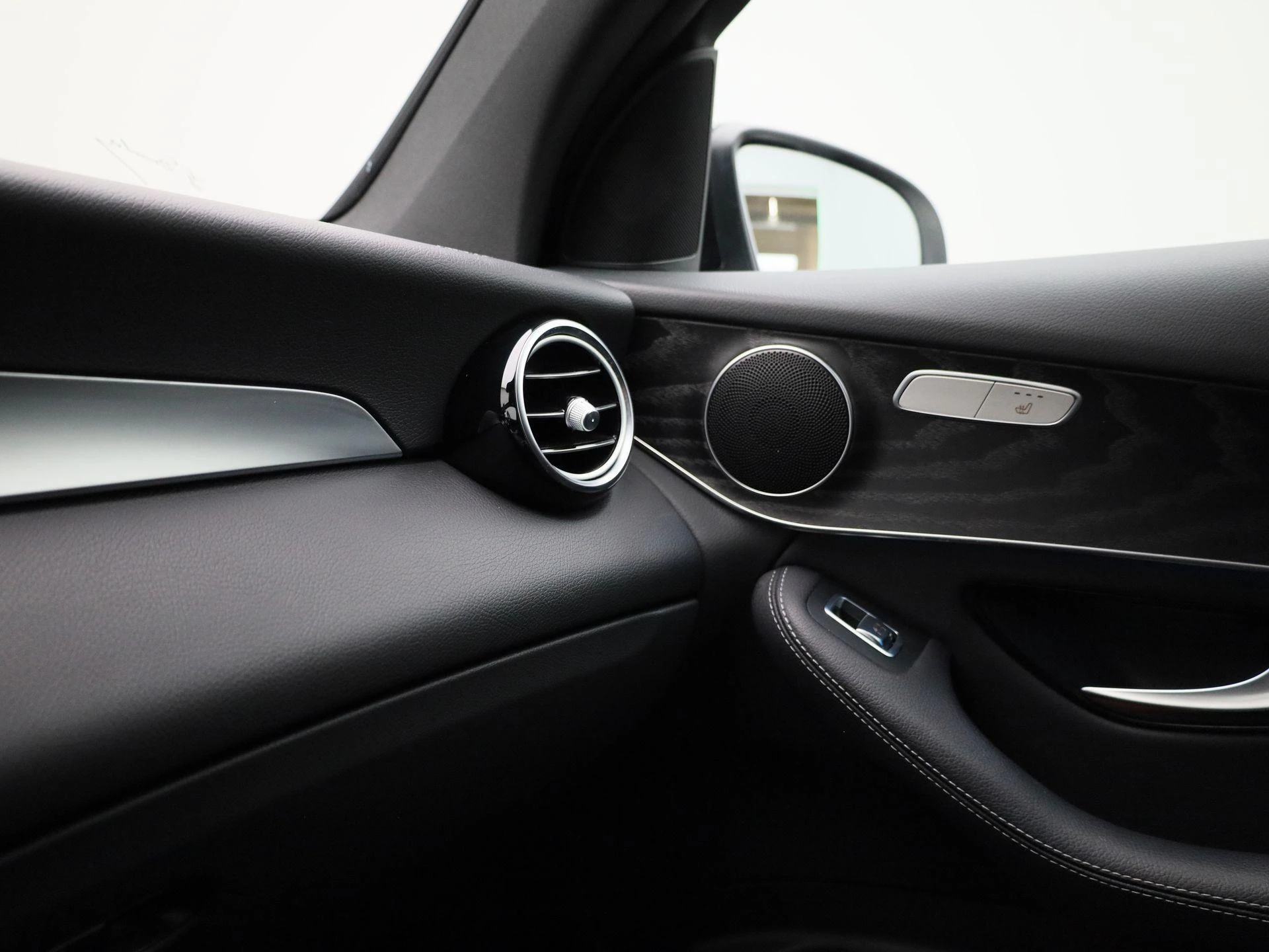 Mercedes-Benz-GLC-image-23