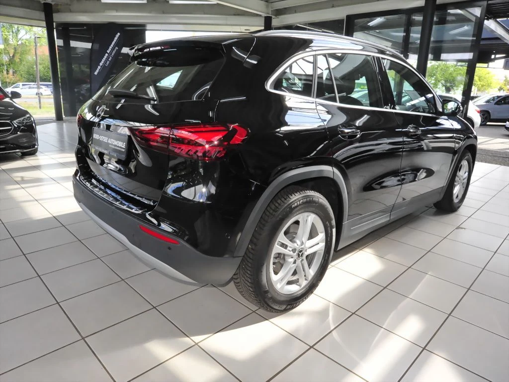 Mercedes-Benz-GLA 200-image-5