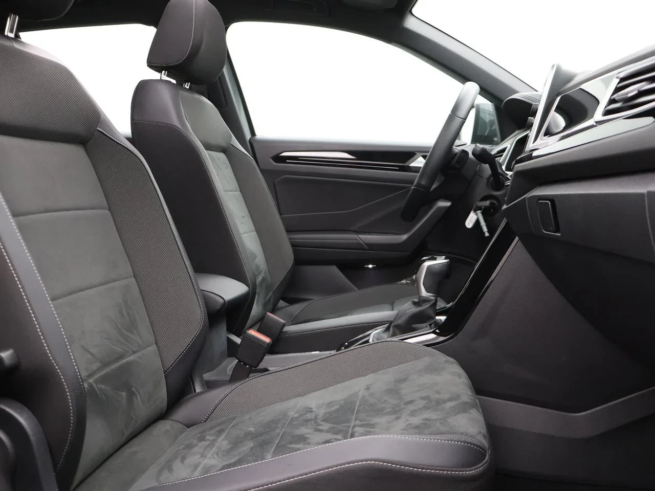 Volkswagen-T-Roc-image-4