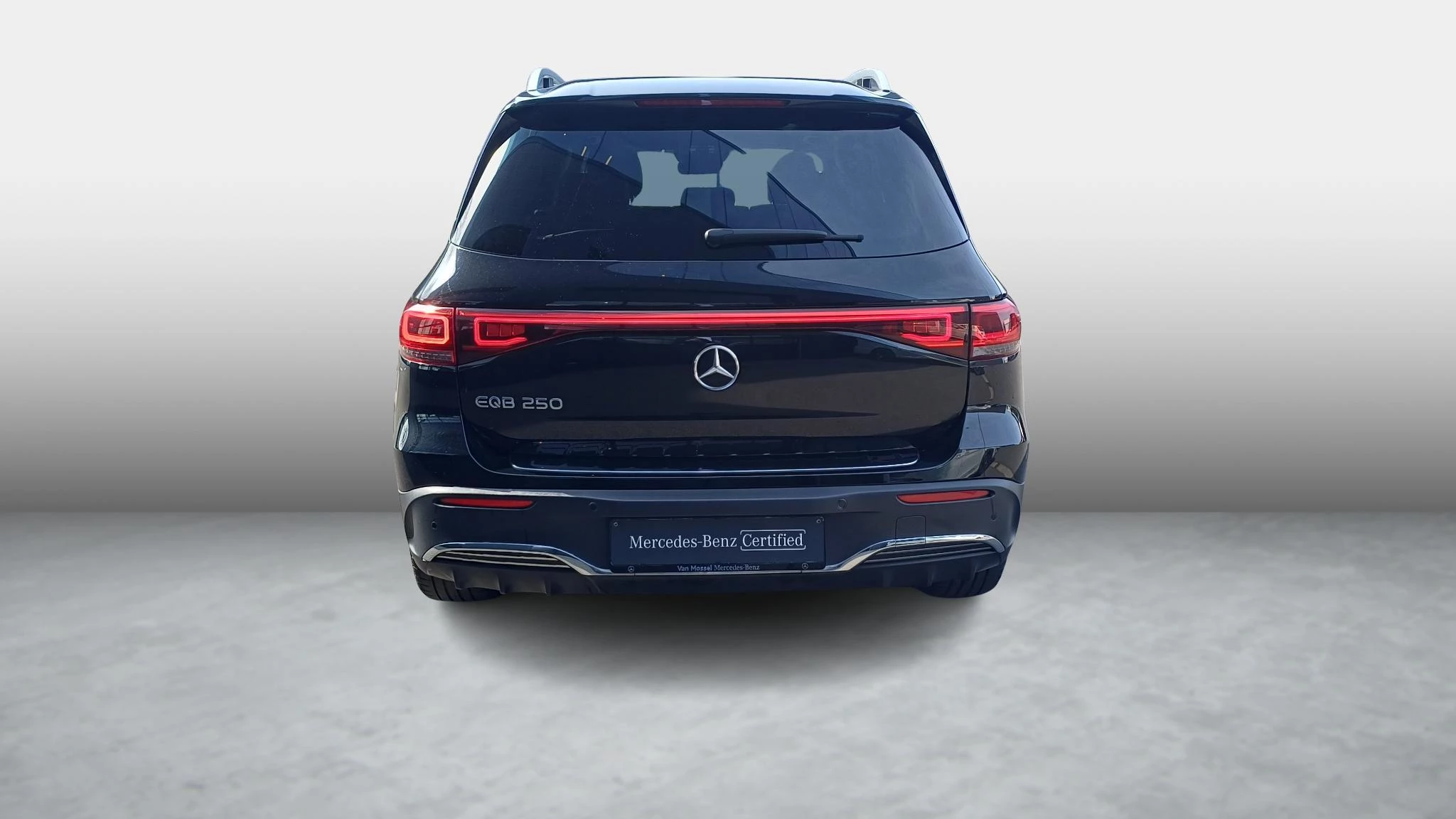 Mercedes-Benz EQB 250 AMG Line + 7-ZITPLAATSEN + LEDER + PANO DAK + CARPLAY +