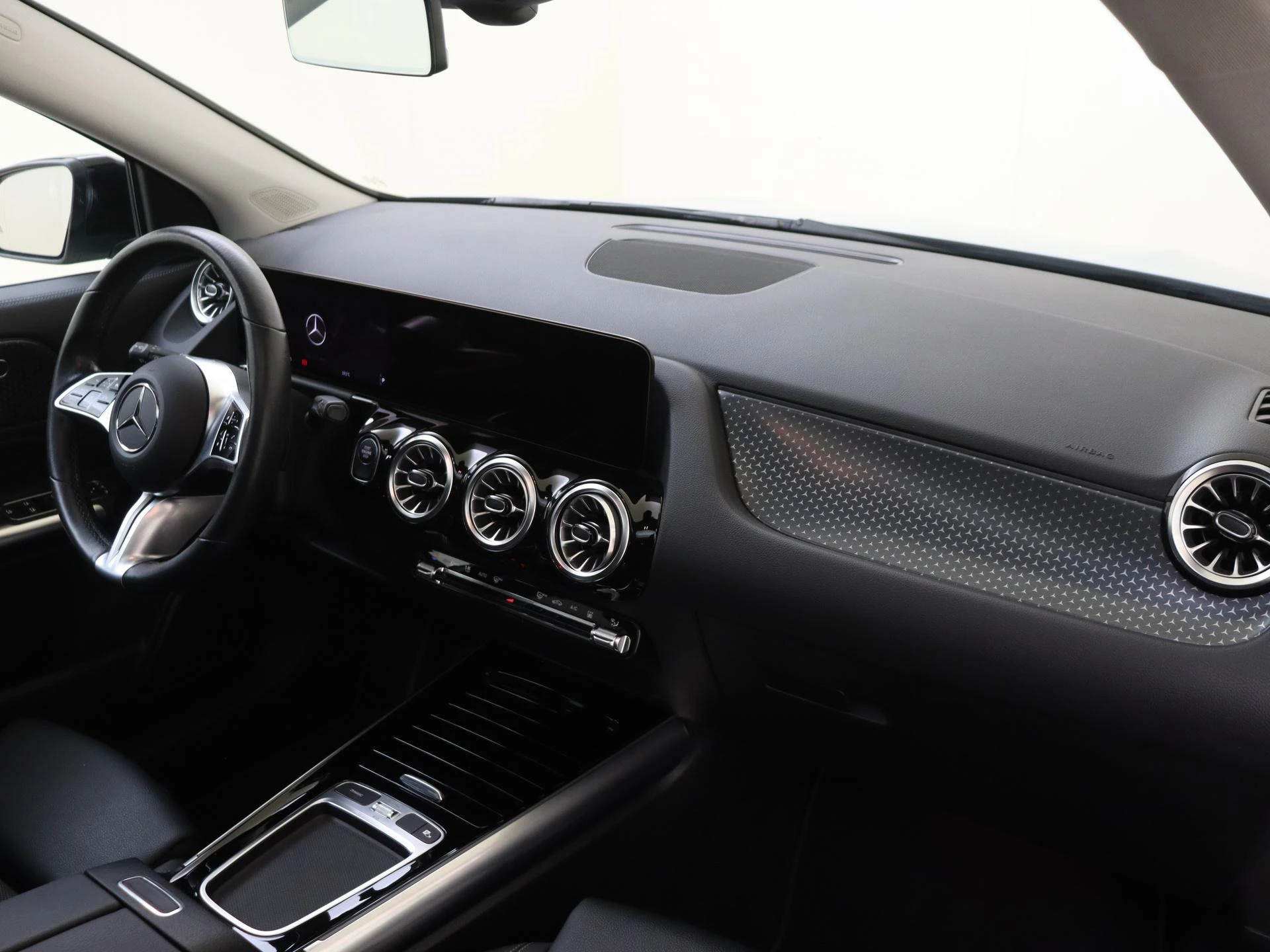 Mercedes-Benz-GLA-image-4