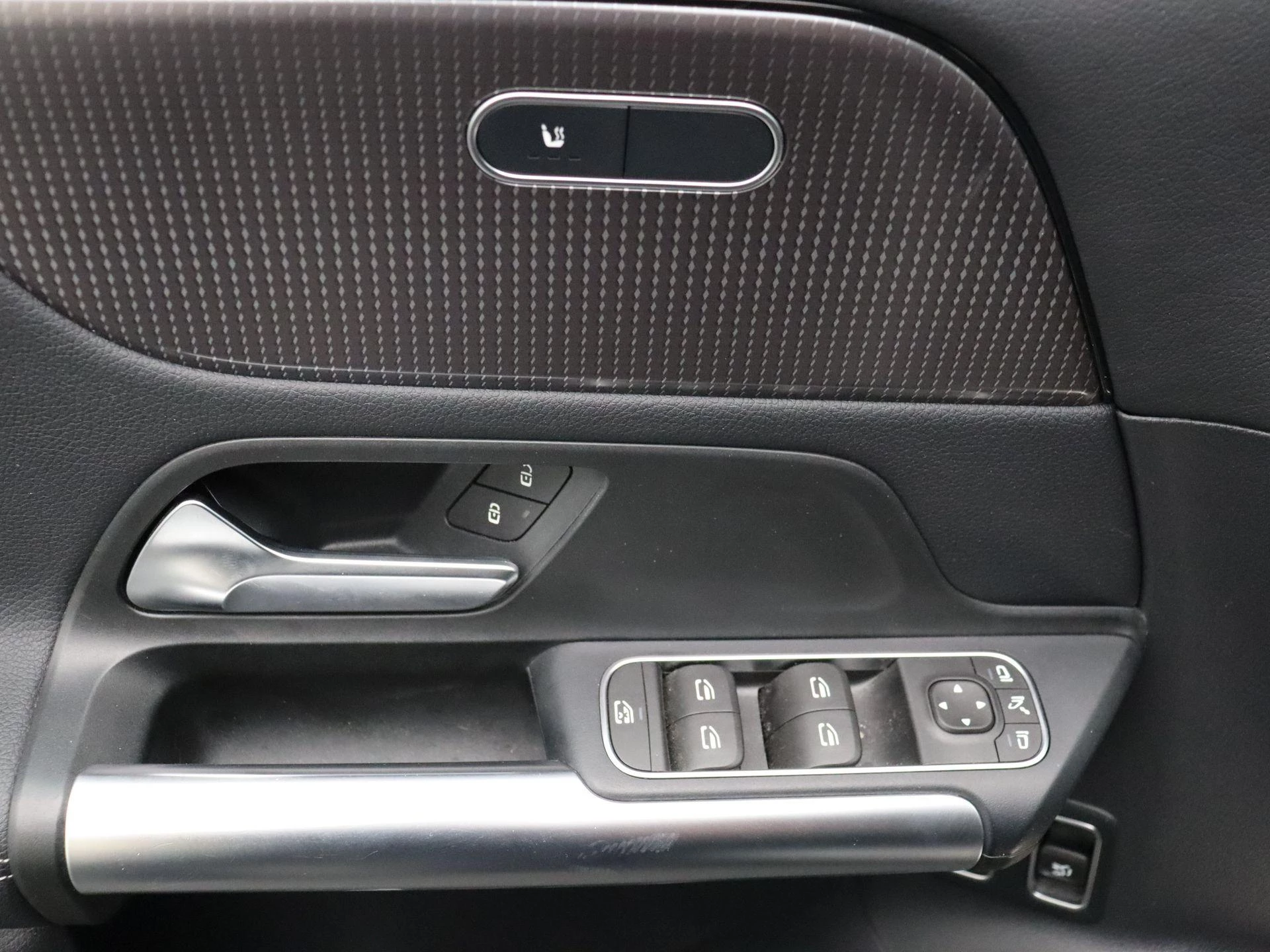 Mercedes-Benz GLA 250 e Luxury Line + LEDER + CARPLAY +