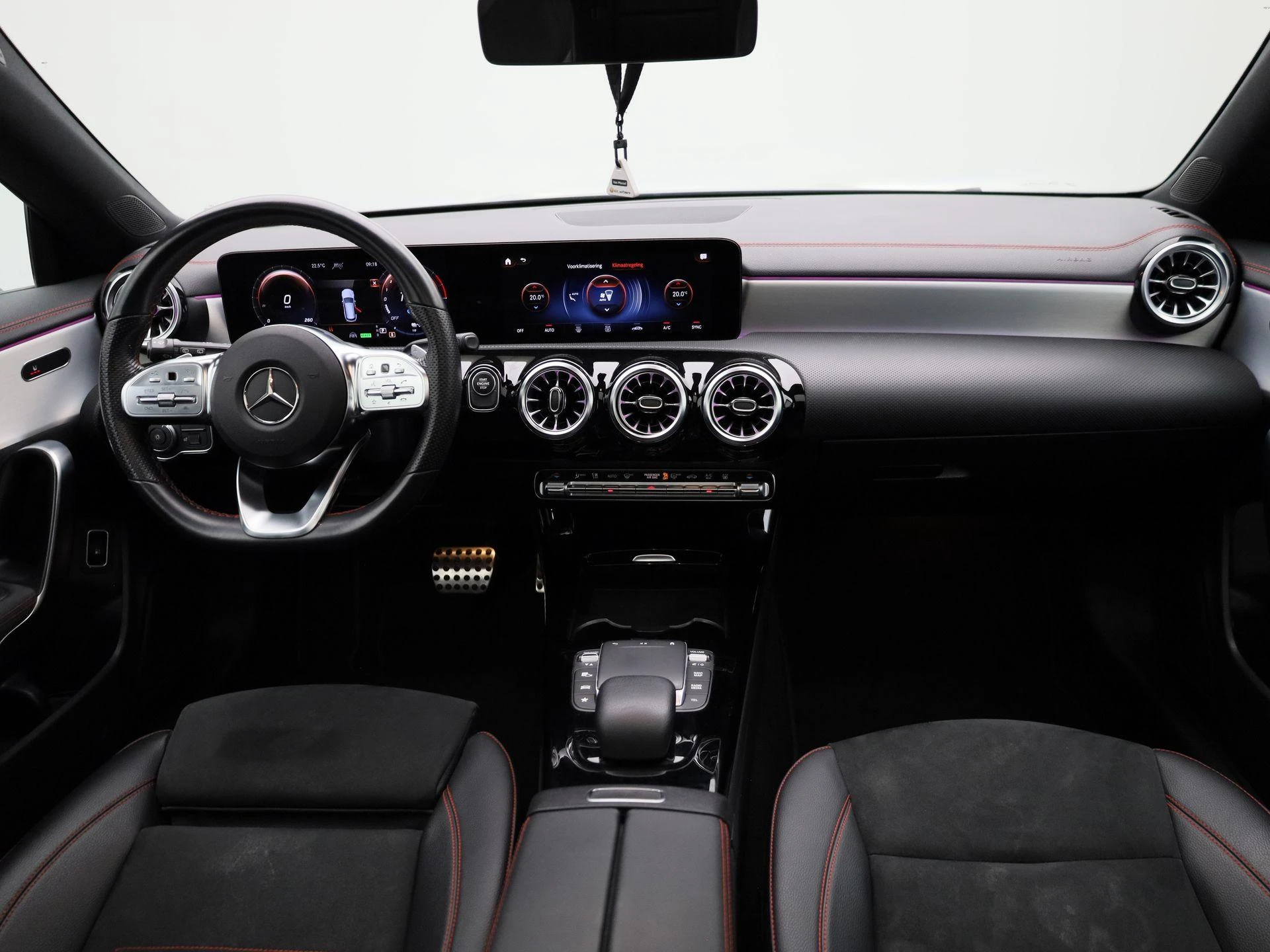 Mercedes-Benz-CLA-image-38