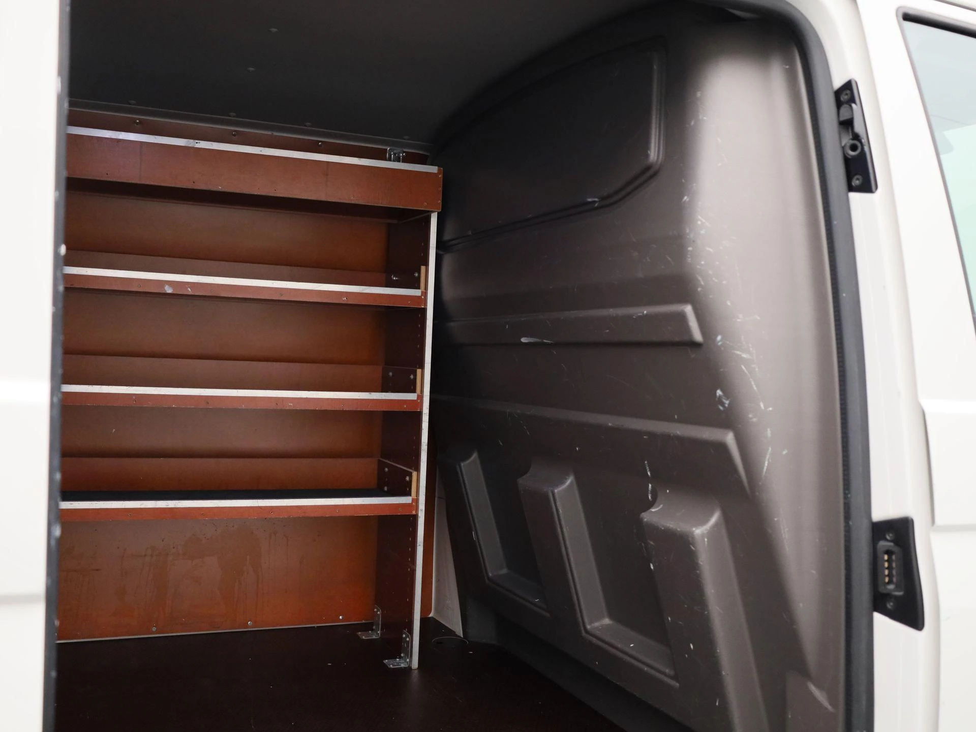 Volkswagen-Transporter-image-12