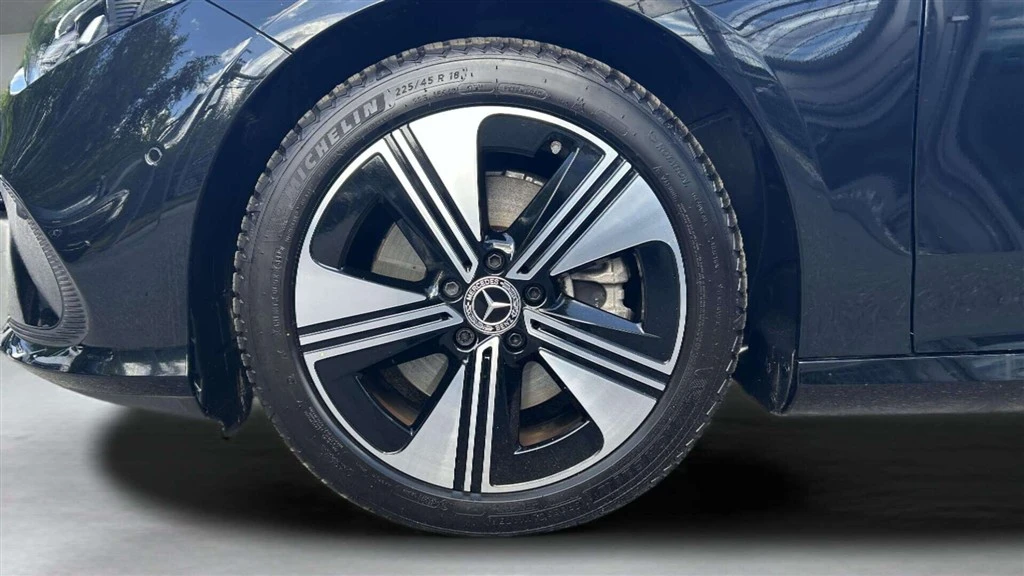Mercedes-Benz-CLA-image-8