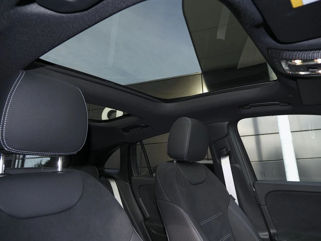 Mercedes-Benz-GLA 200 d-image-13