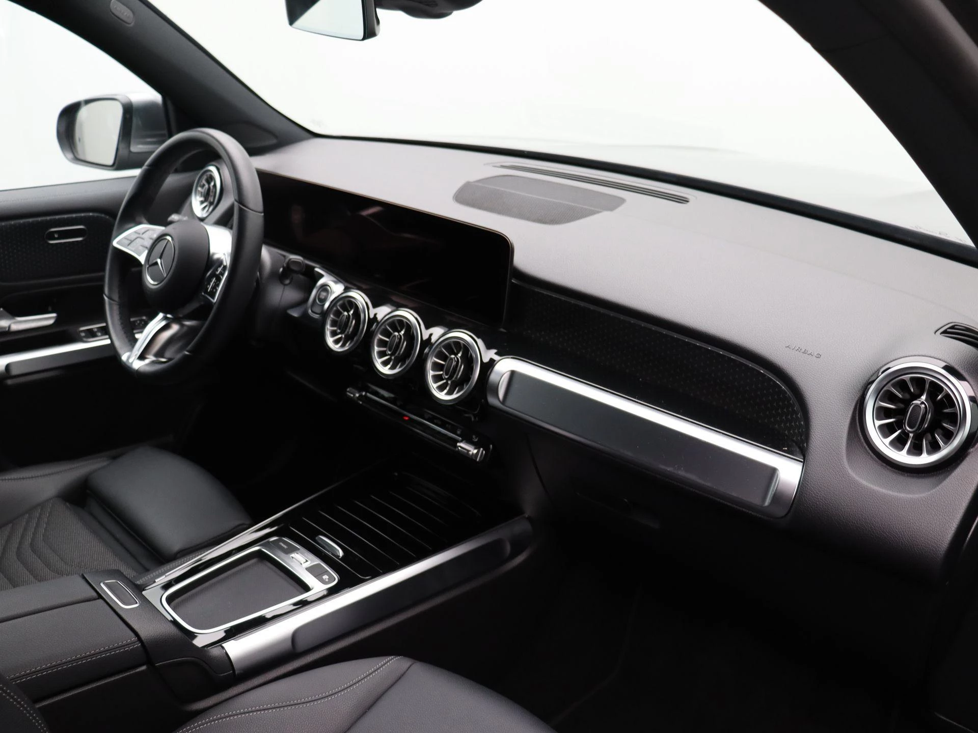 Mercedes-Benz-EQB-image-18