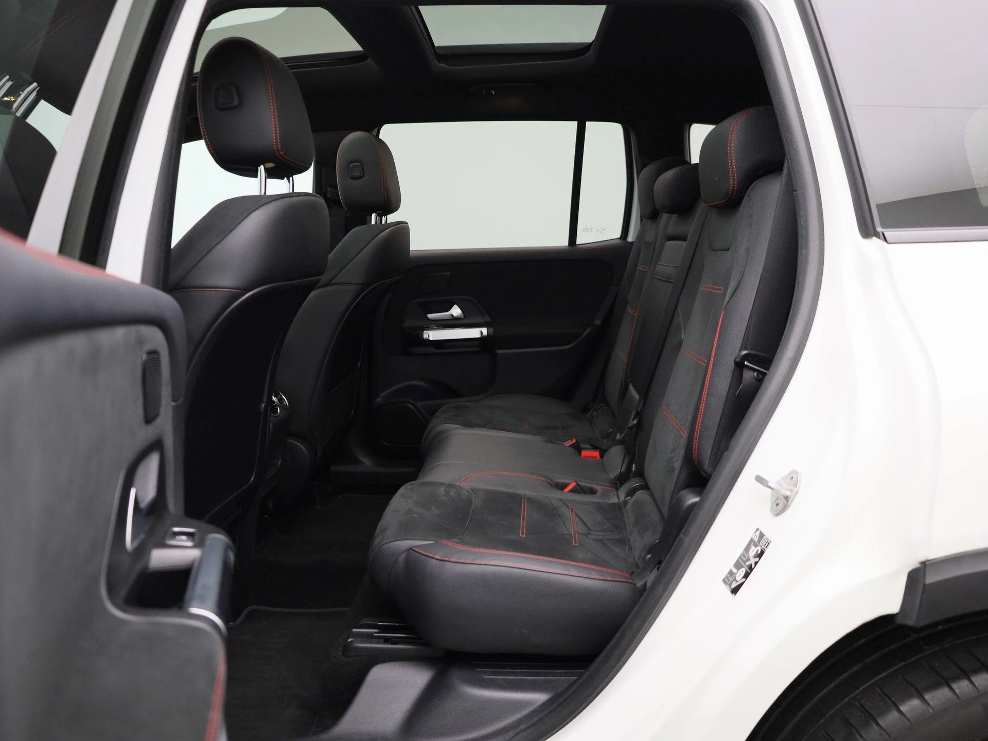 Mercedes-Benz-GLB-image-11