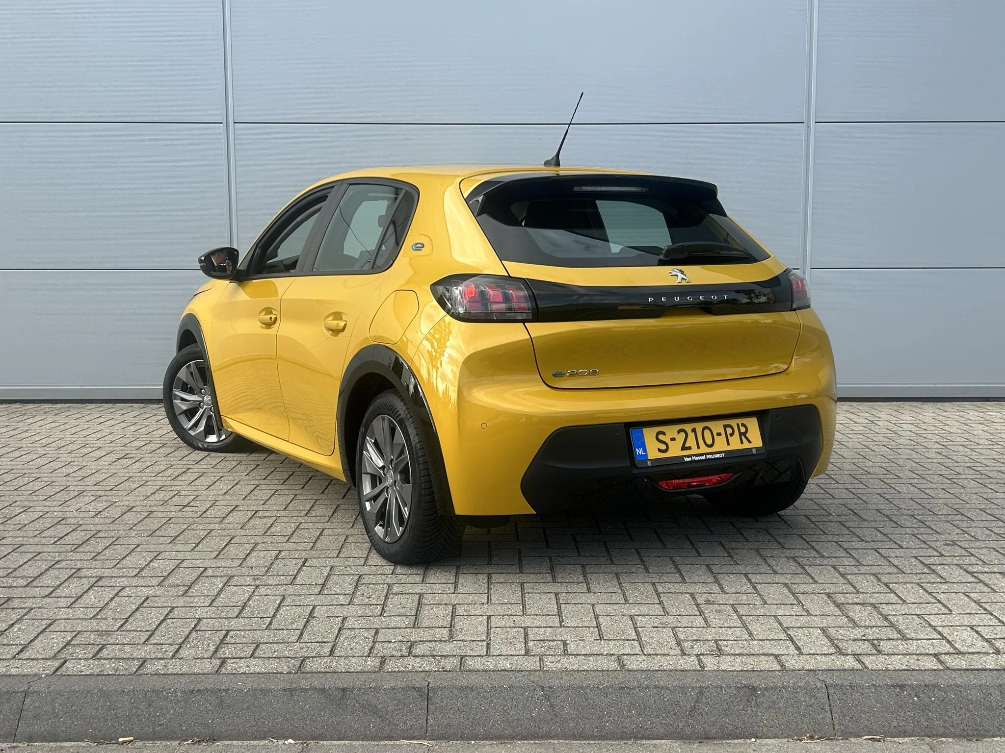Peugeot-e-208-image-3