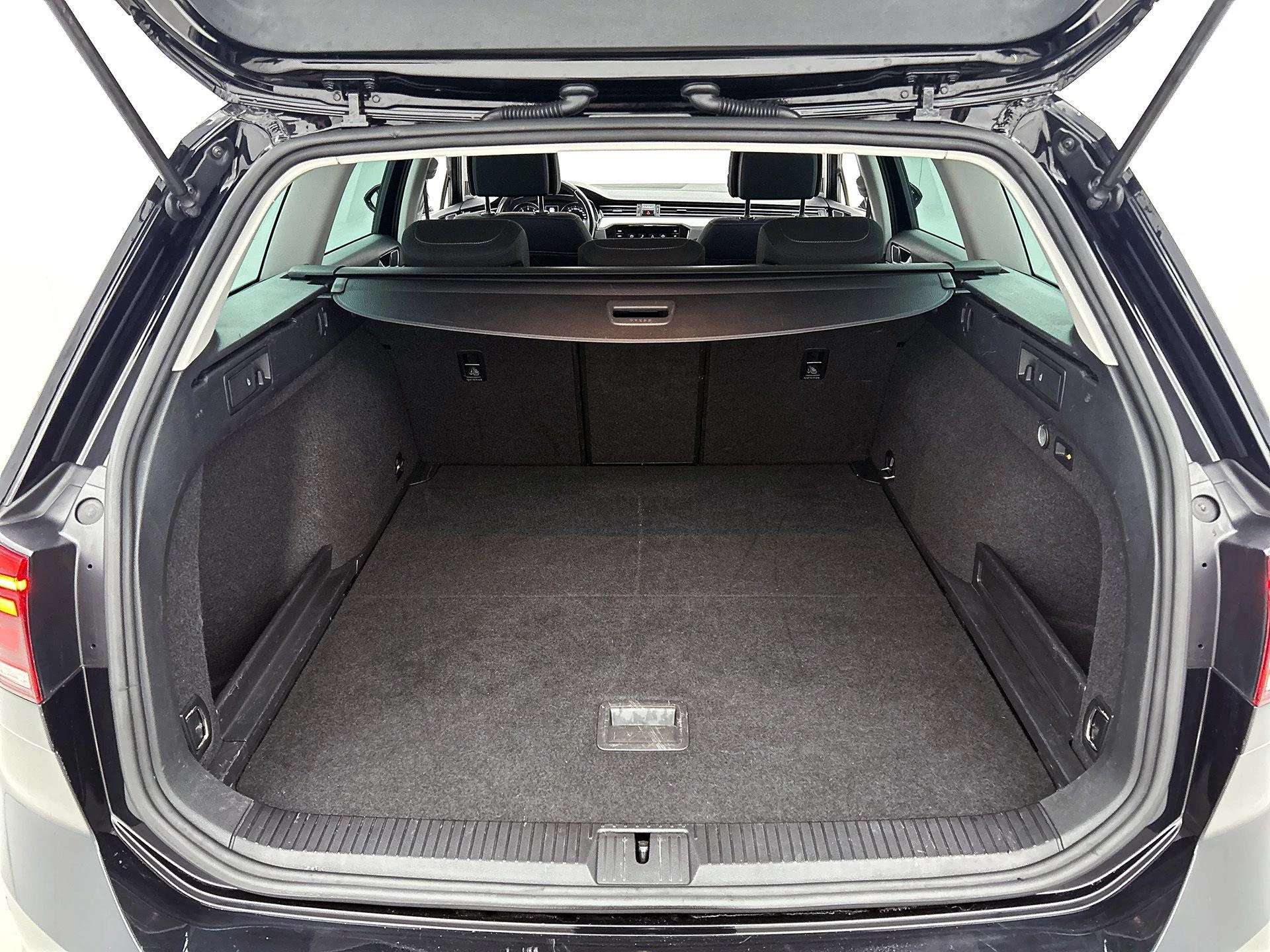 Volkswagen-Passat-image-22