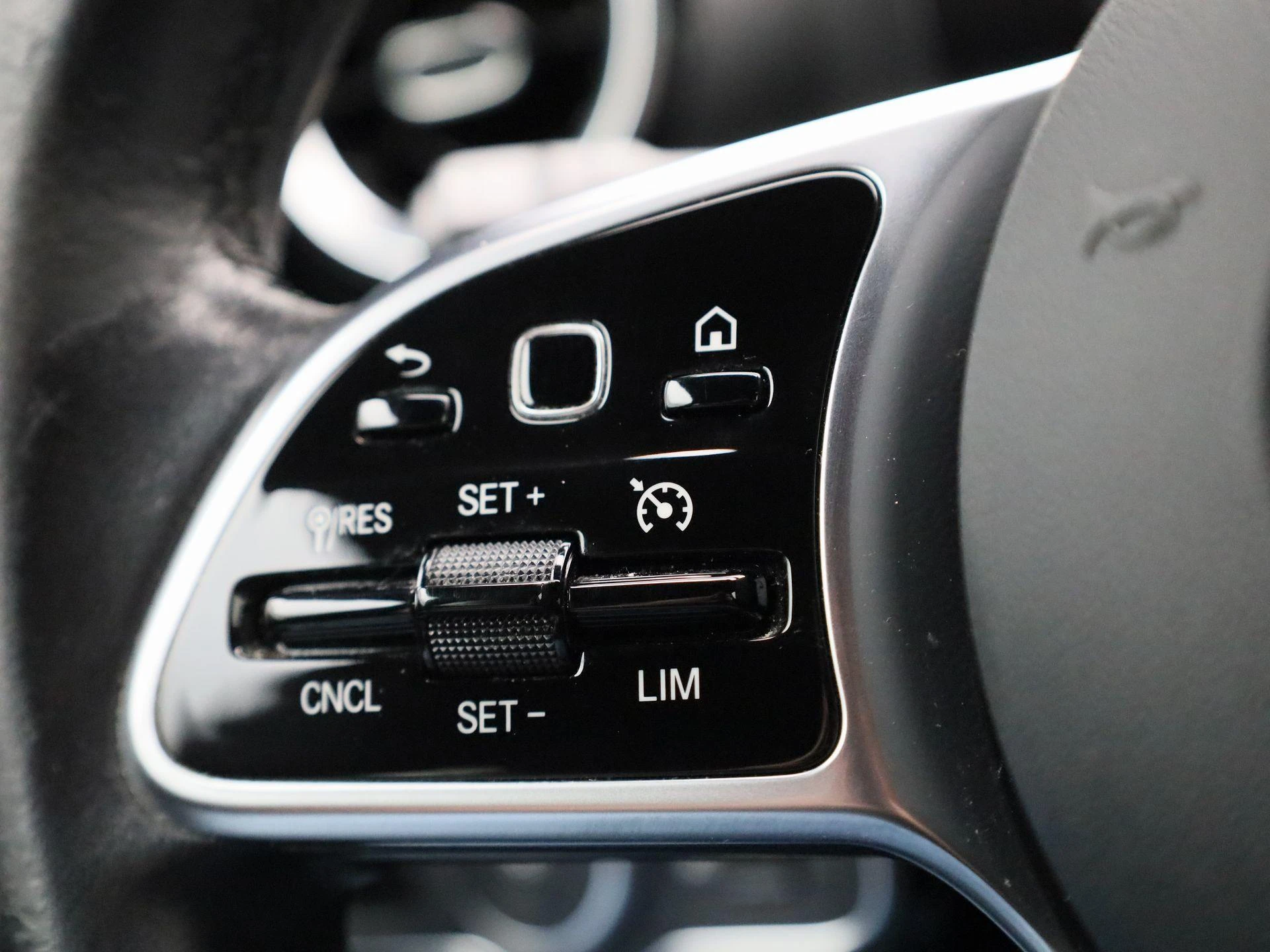 Mercedes-Benz-CLA-image-18