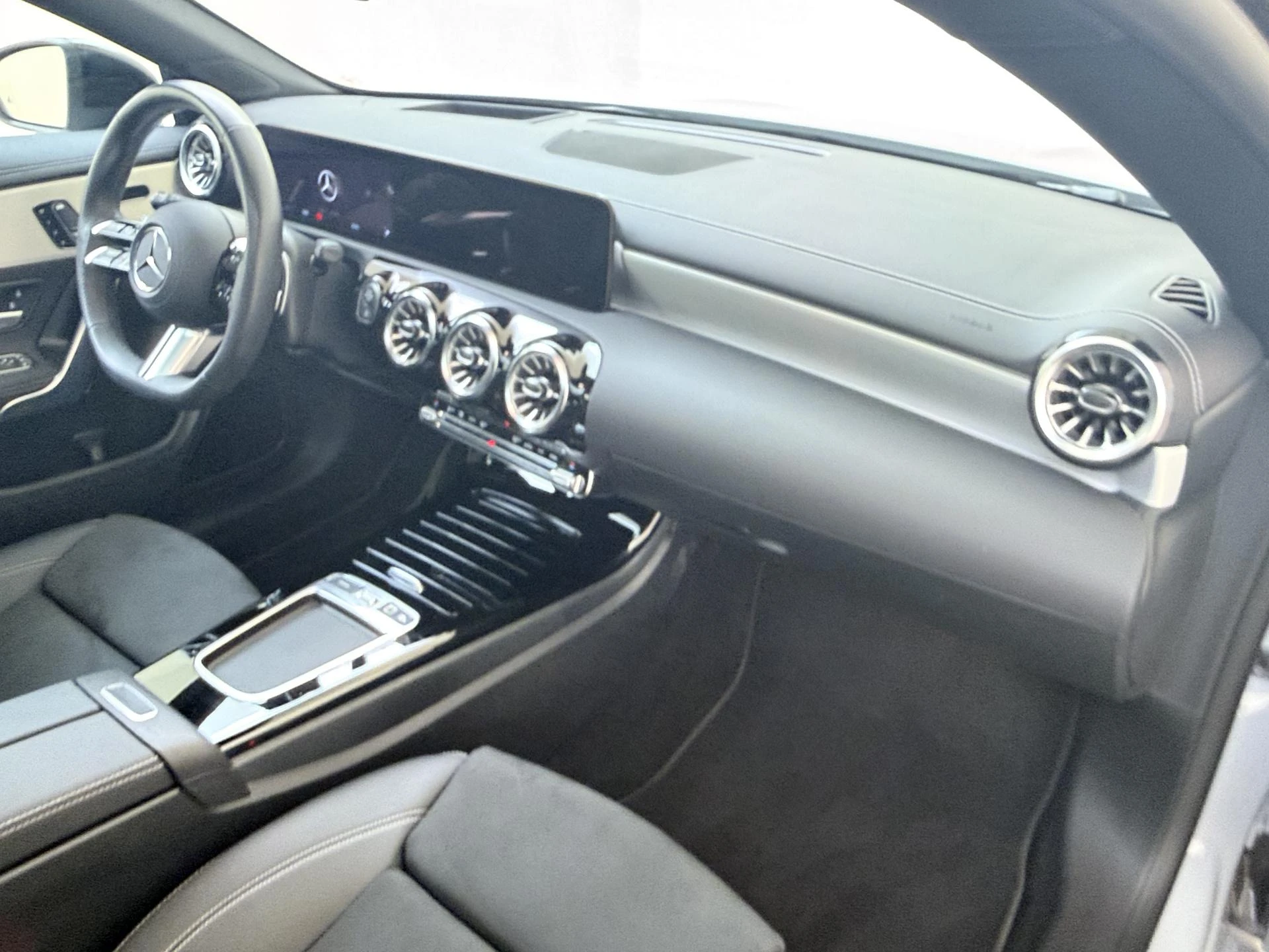 Mercedes-Benz-CLA-image-2