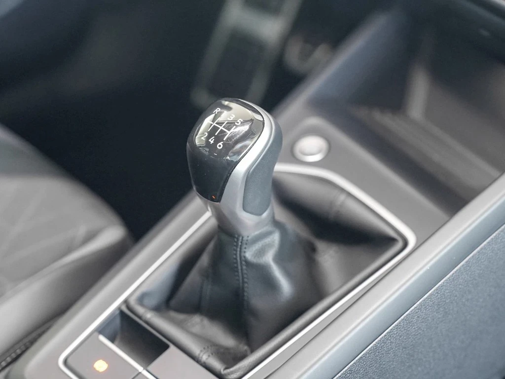 Volkswagen-Golf-image-8