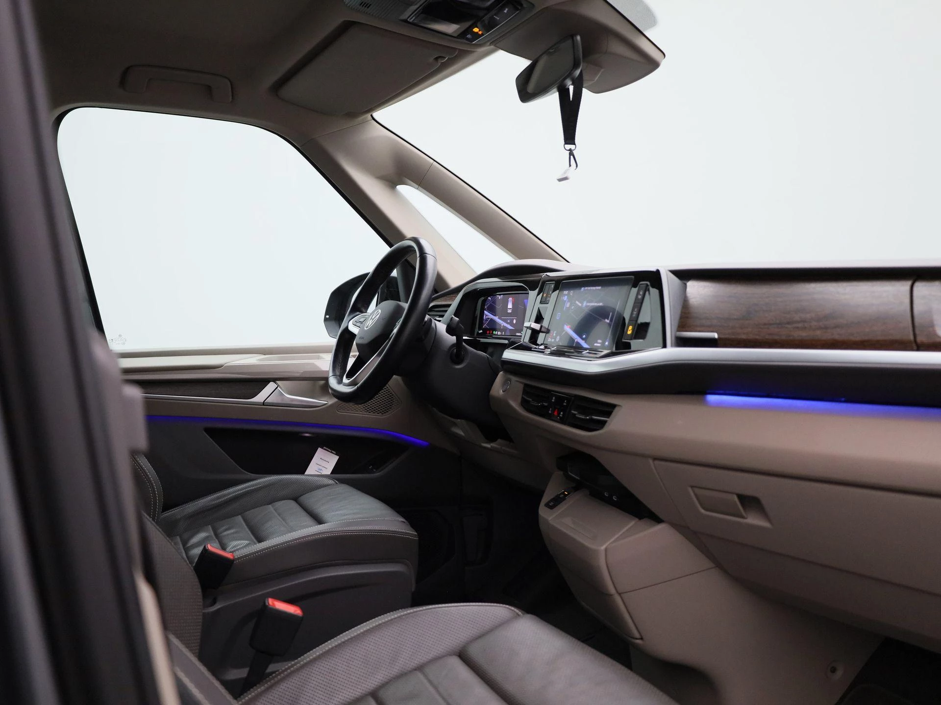 Volkswagen-Multivan-image-36