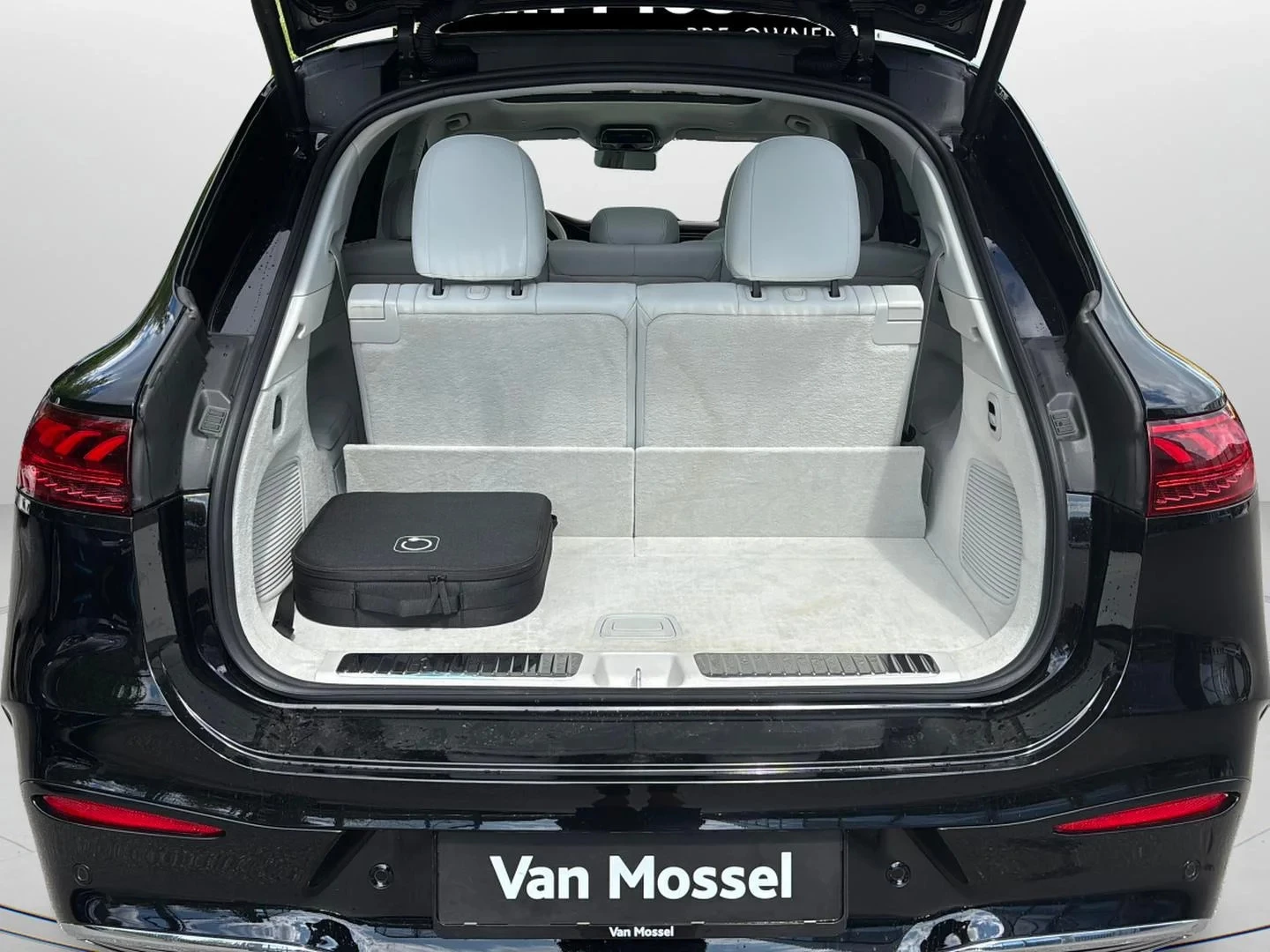 Mercedes-Benz-EQS-image-21