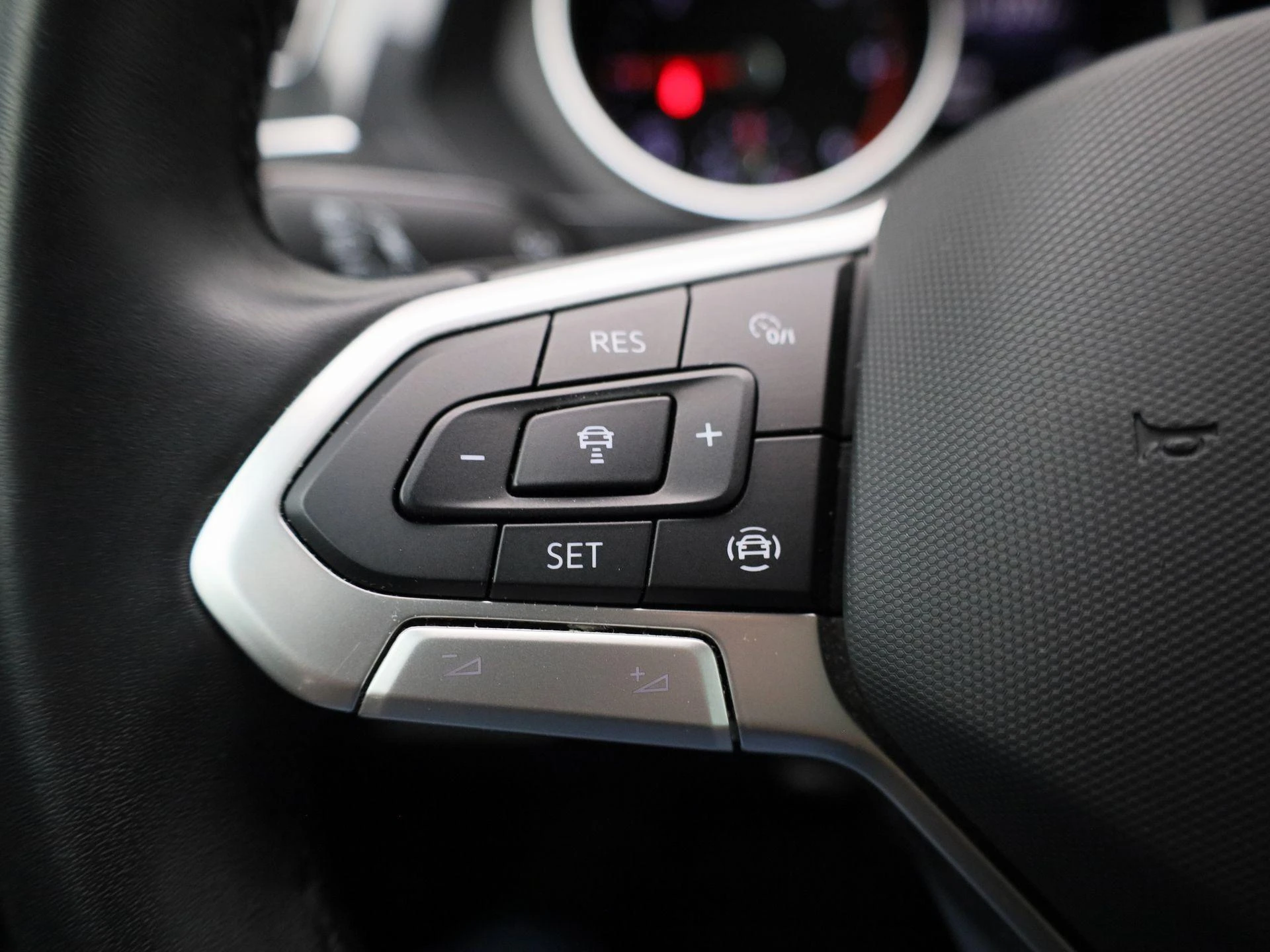 Volkswagen-Tiguan-image-18