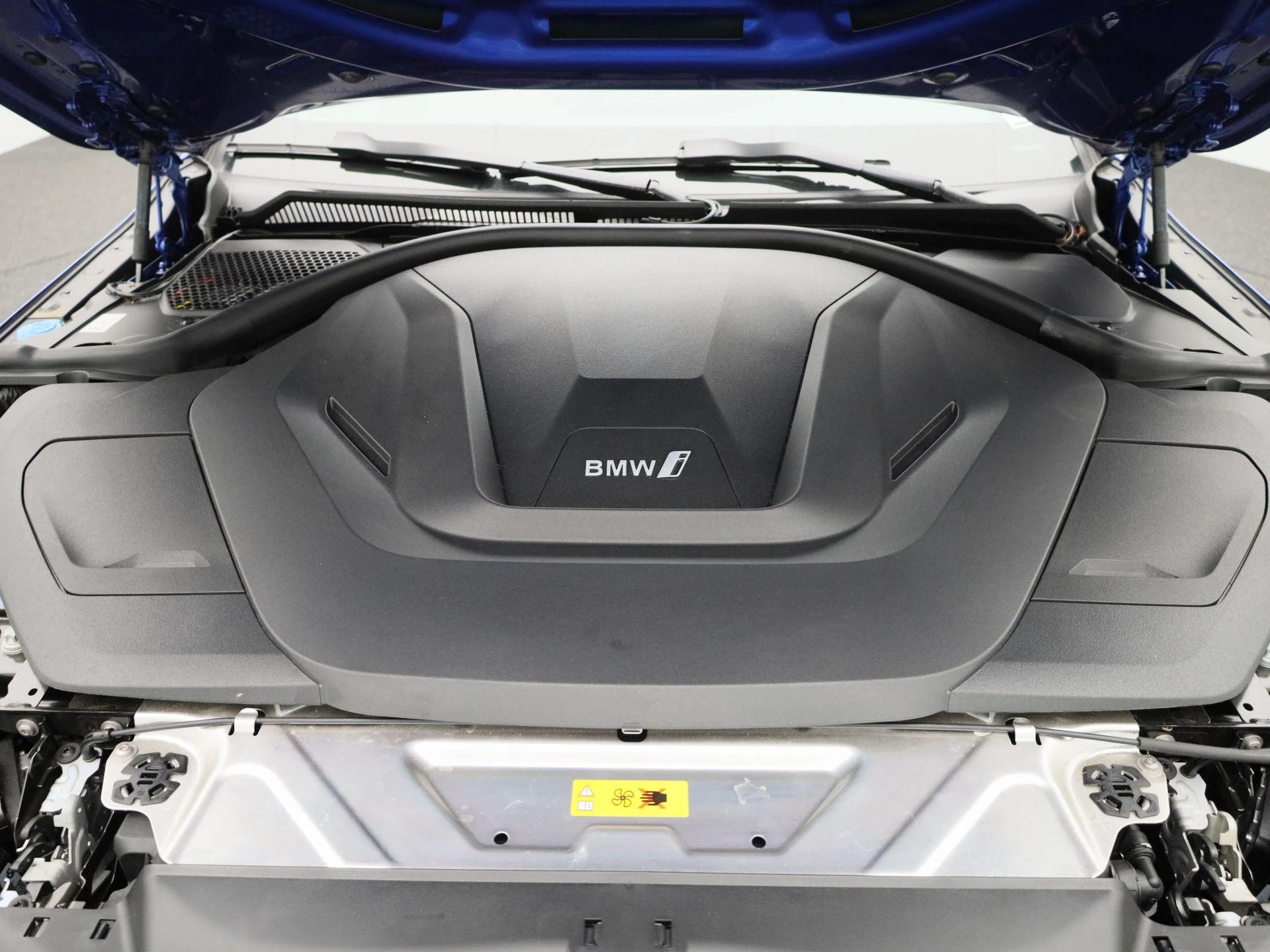 BMW-i4-image-37