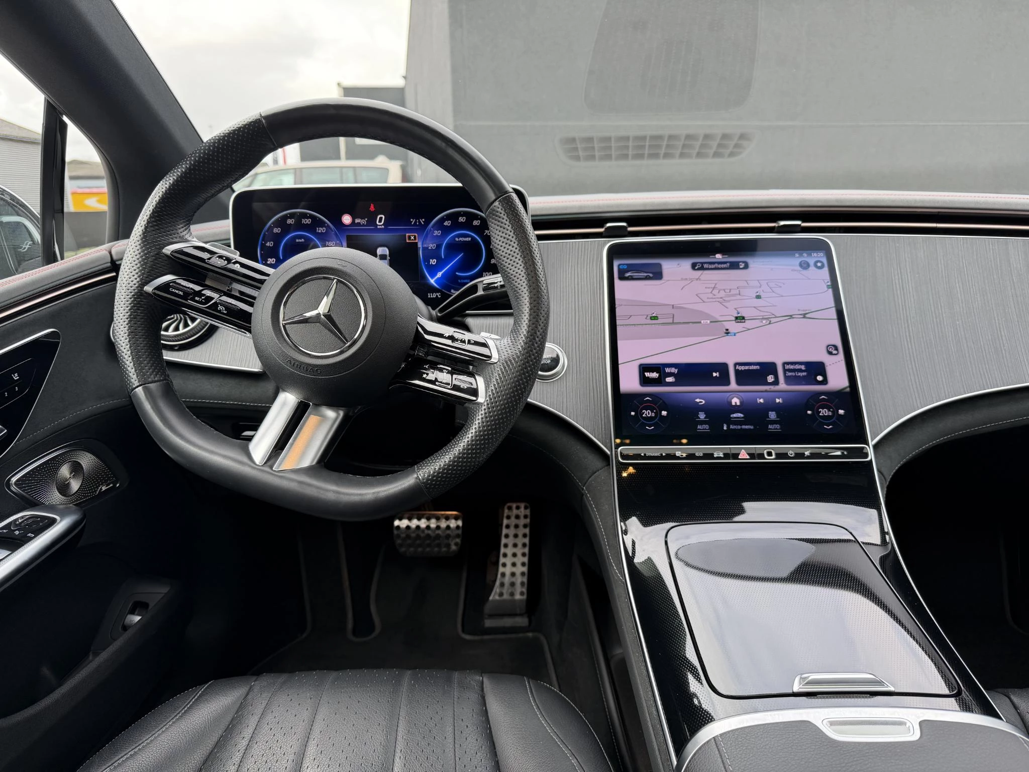 Mercedes-Benz EQE 350 AMG Line + LEDER + DIGITAL LIGHT + BURMESTER + PANO DAK +